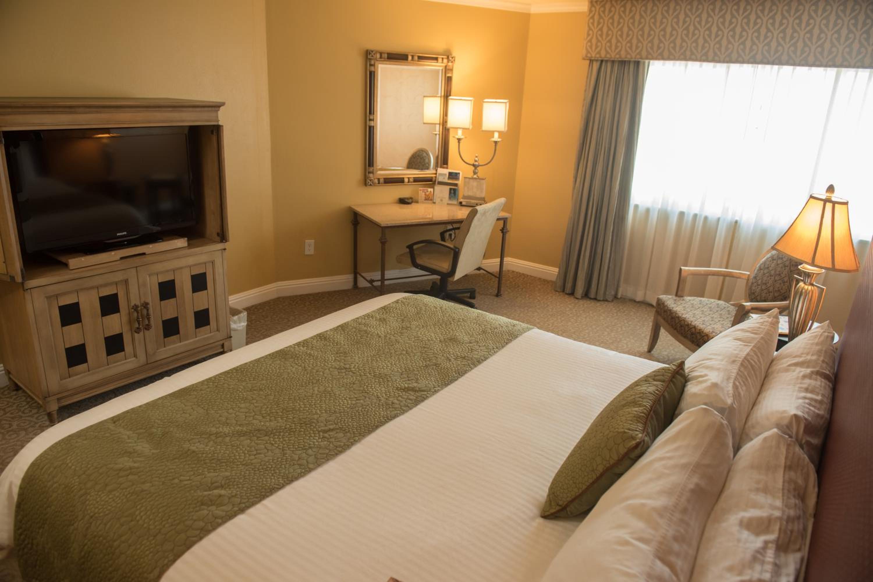 King Room - Non-Smoking - Photo 3