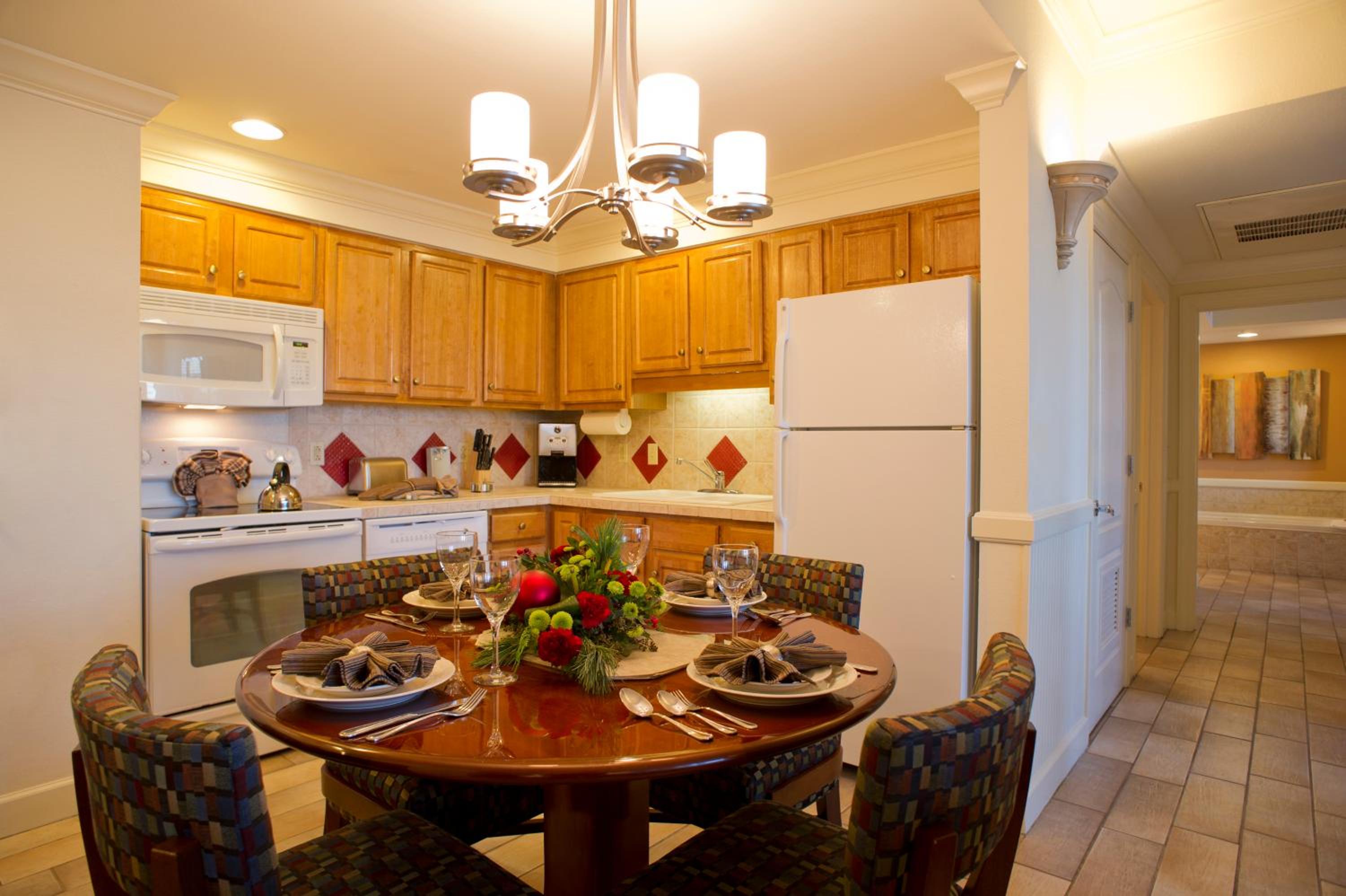 Two-Bedroom King Suite With Two Twin Beds And Roll-In Shower - Mobility Accessible