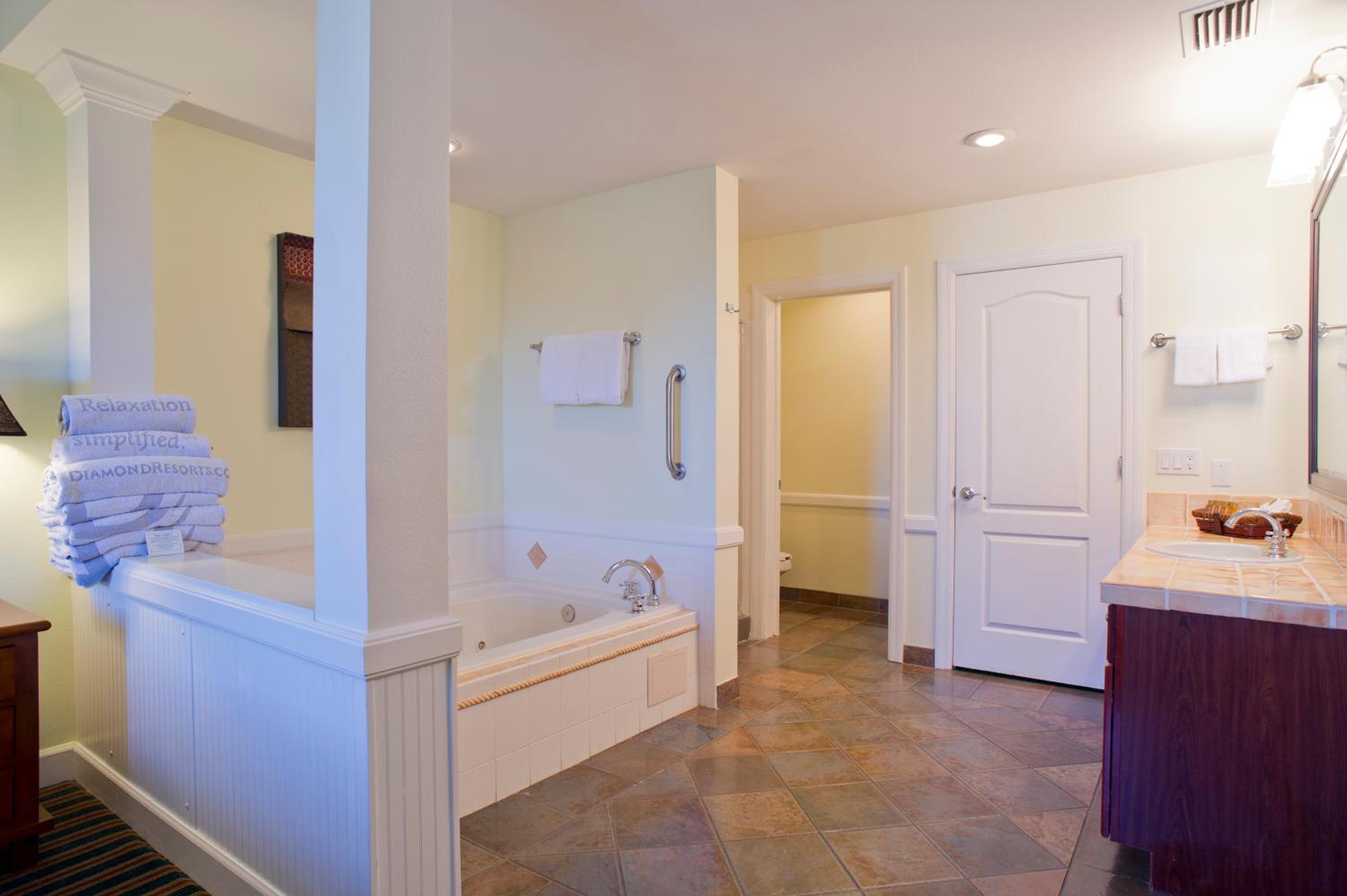 Three-Bedroom King Suite with Two Twin Beds and Bath Tub - Mobility Accessible
