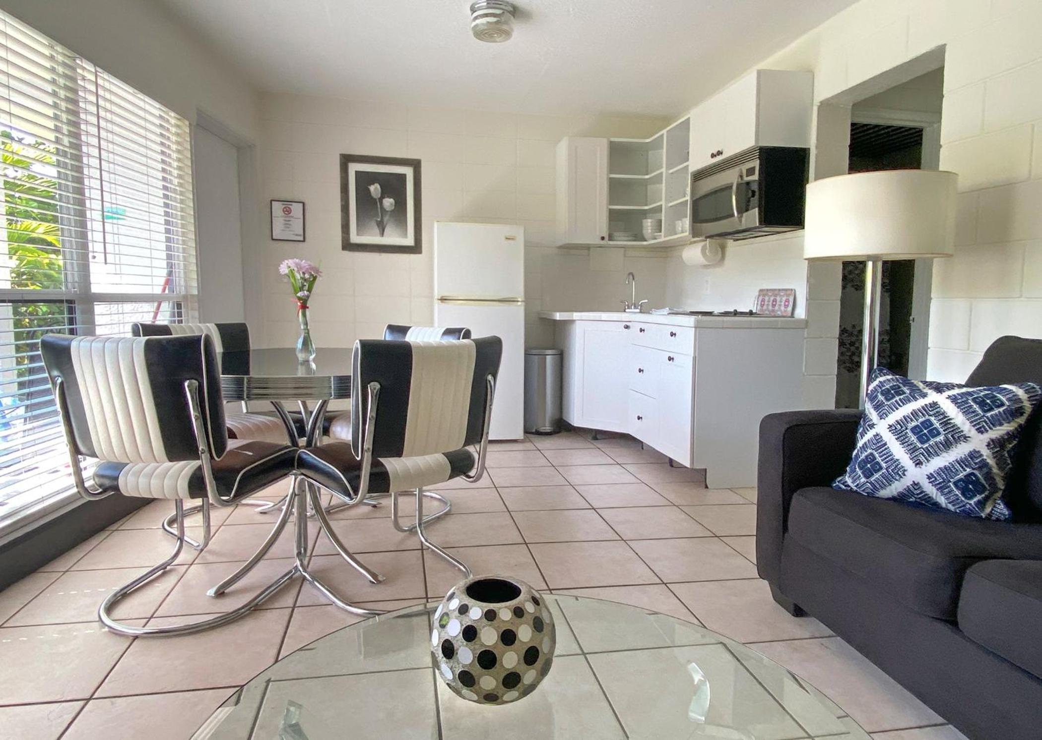 King Suite with Pool View - Photo 2