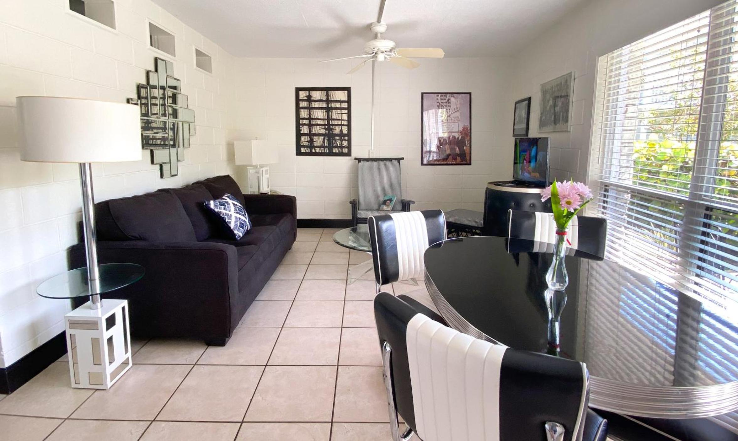 King Suite with Pool View - Photo 3