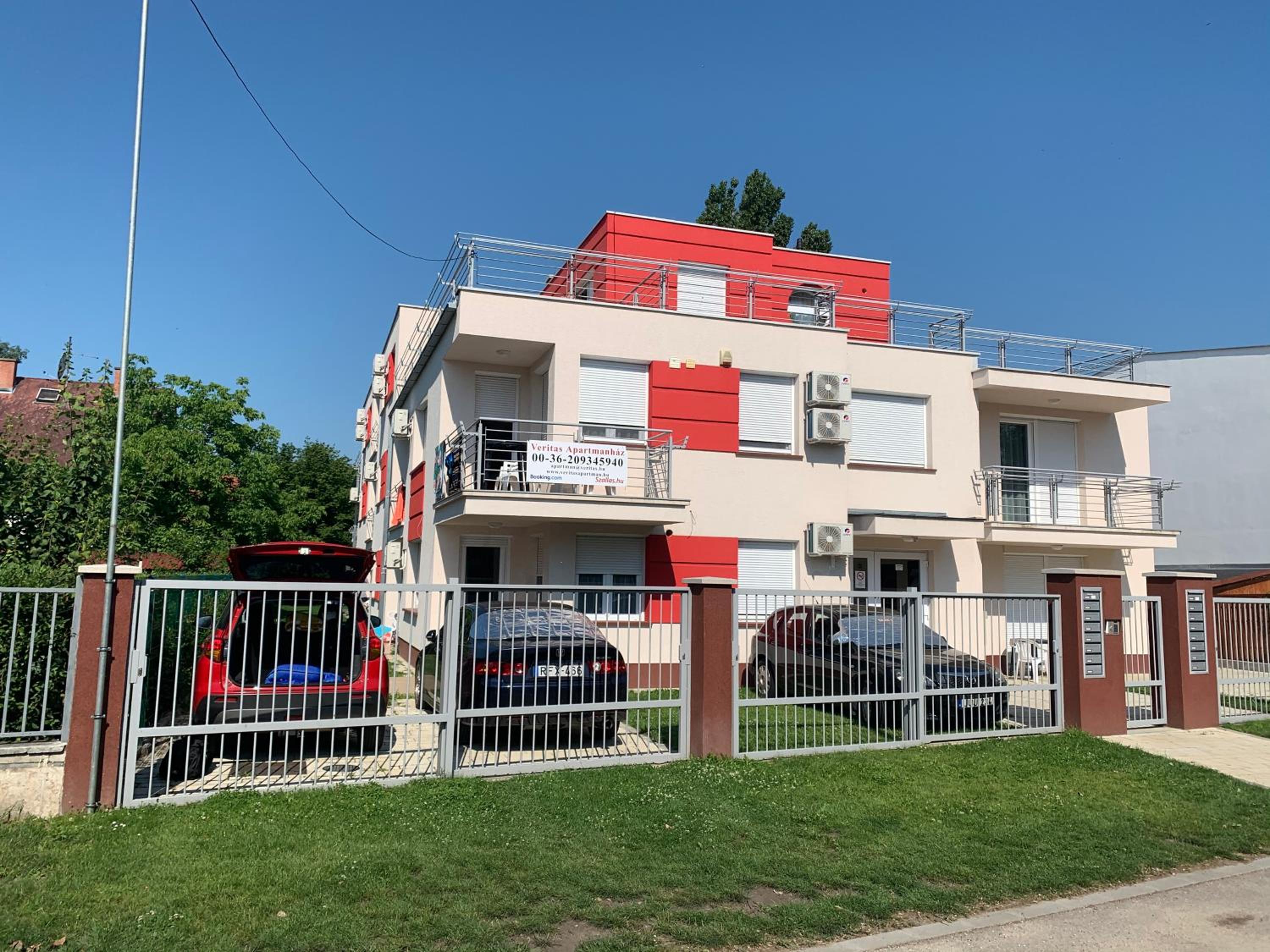 Apartment with Balcony photo 3