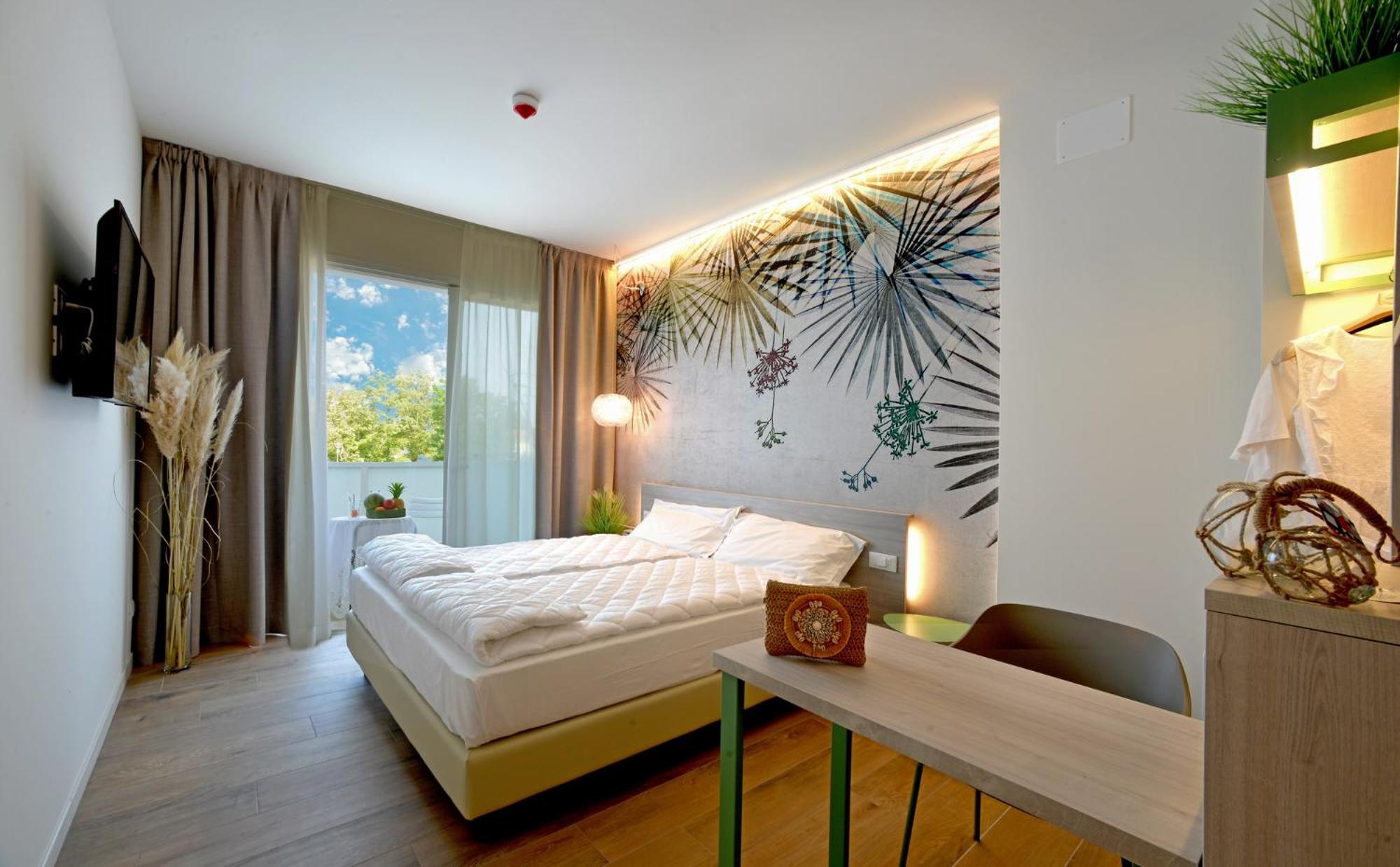 Deluxe Double Room - Photo 12