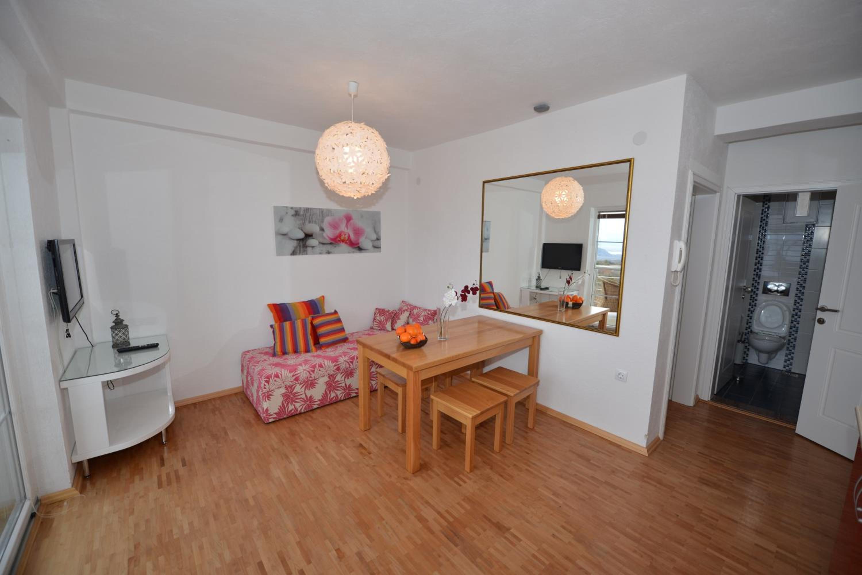 One-Bedroom Apartment with Lake View -1 photo 1