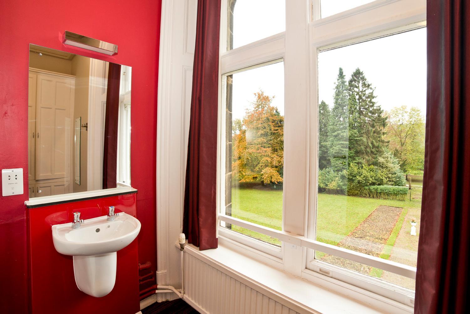 5 Bed Private Room Shared Bathroom photo 2