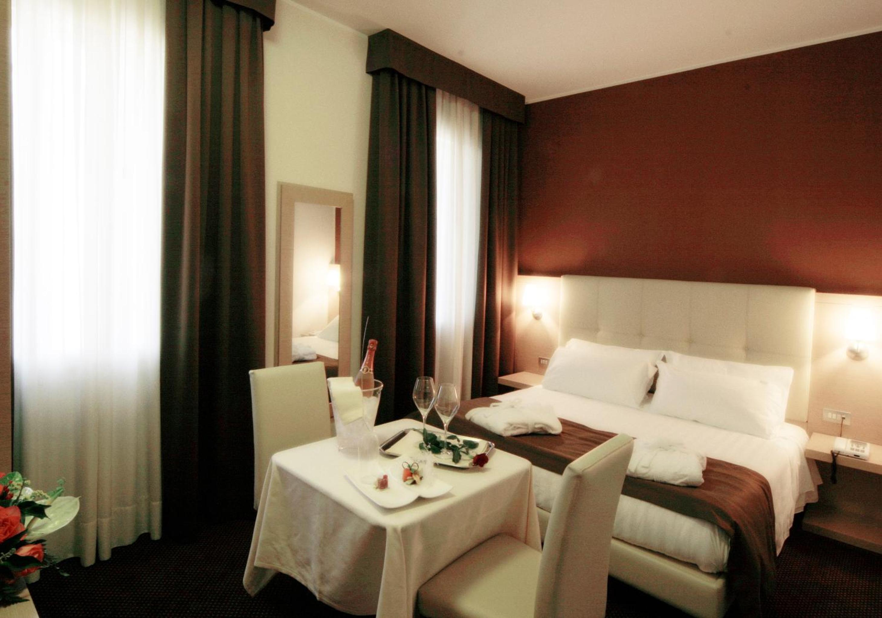 Double or Twin Room - Photo 5