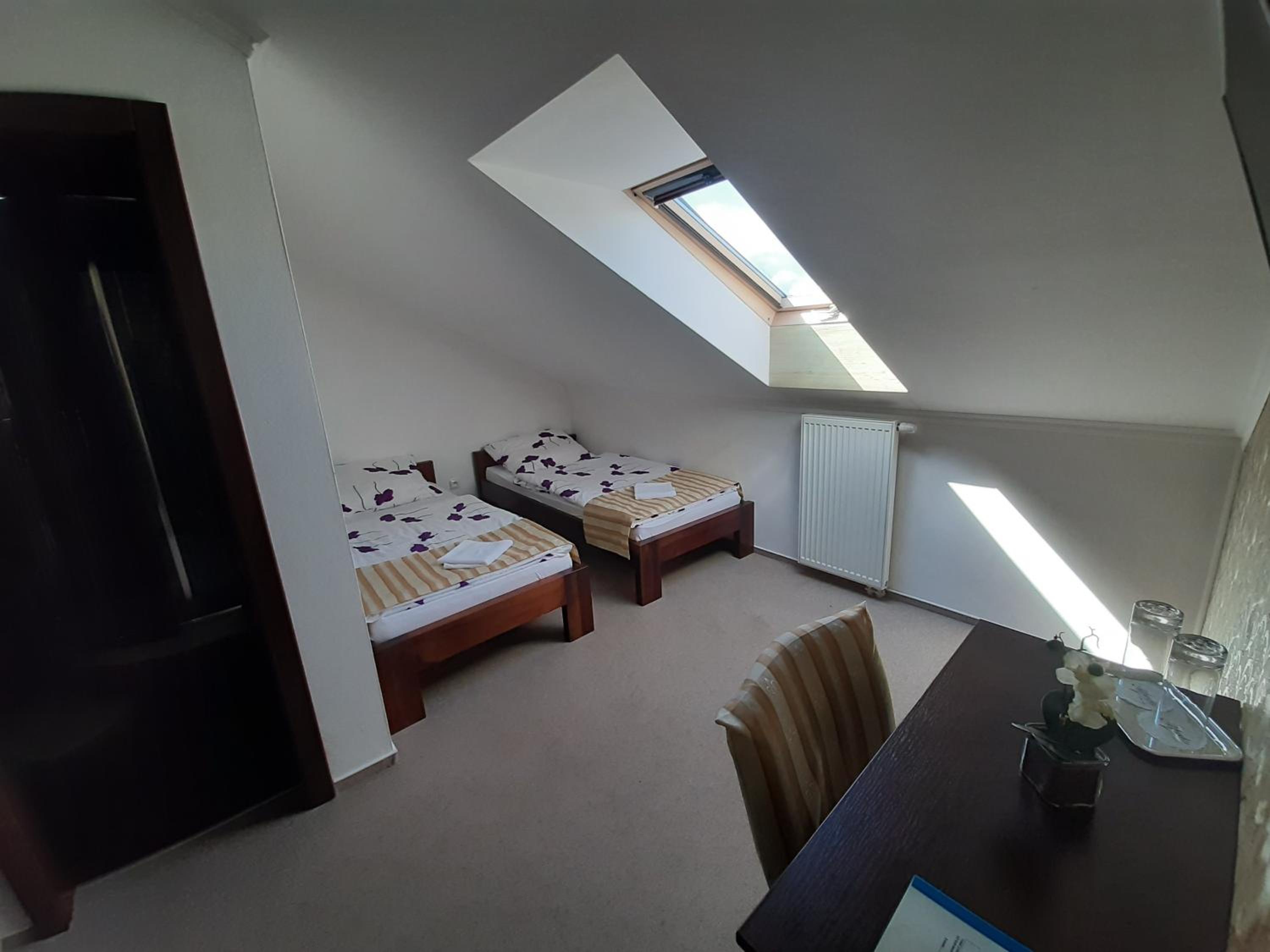 Twin Room - Photo 2