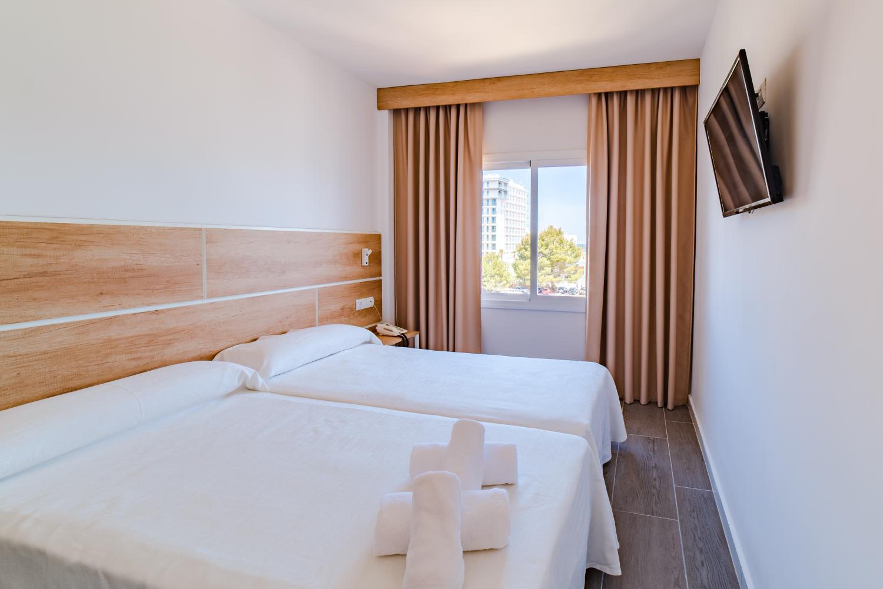 One-Bedroom Apartment with Lateral Sea View (1 Adult)
