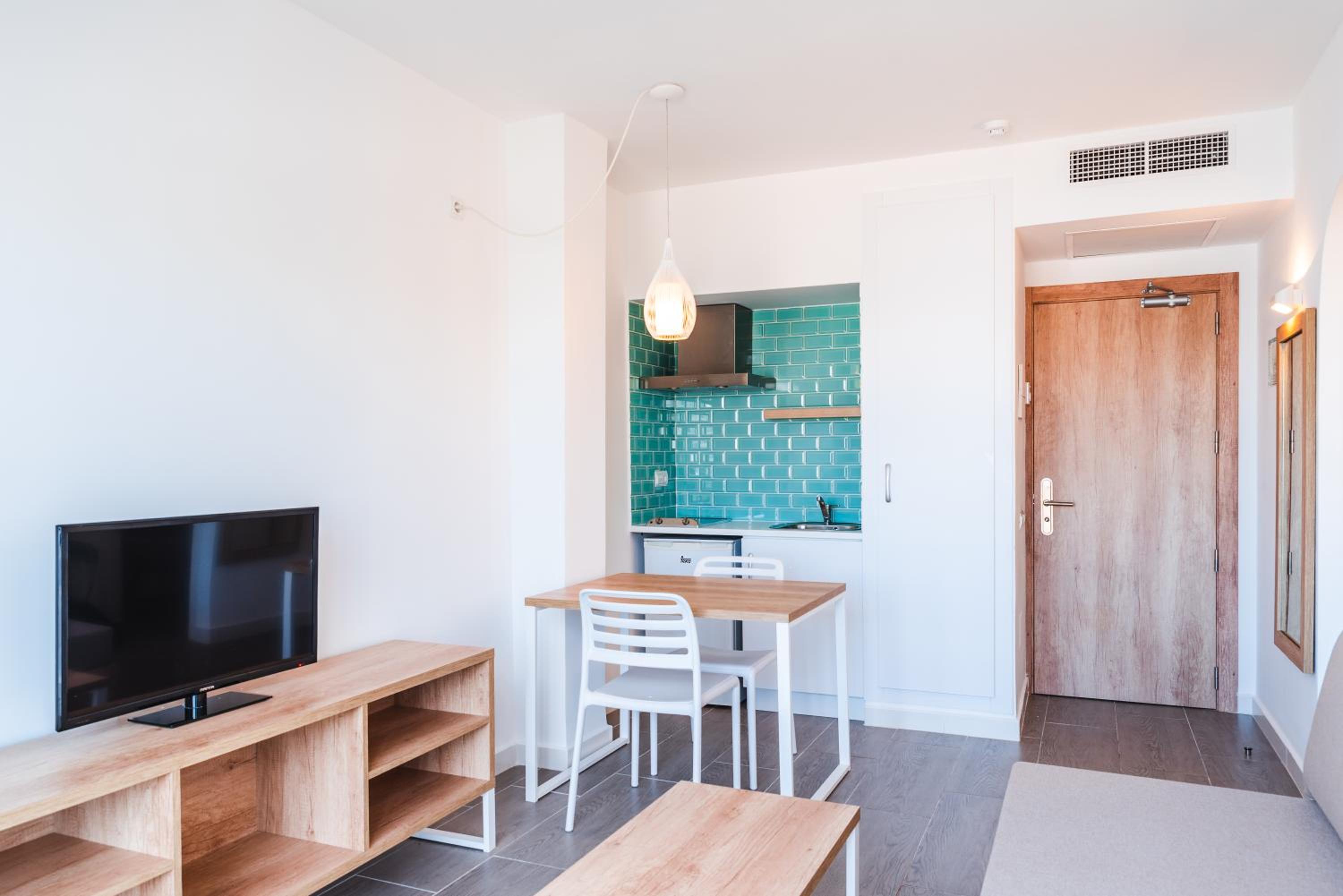 One-Bedroom Apartment with Sea View (1 Adult)