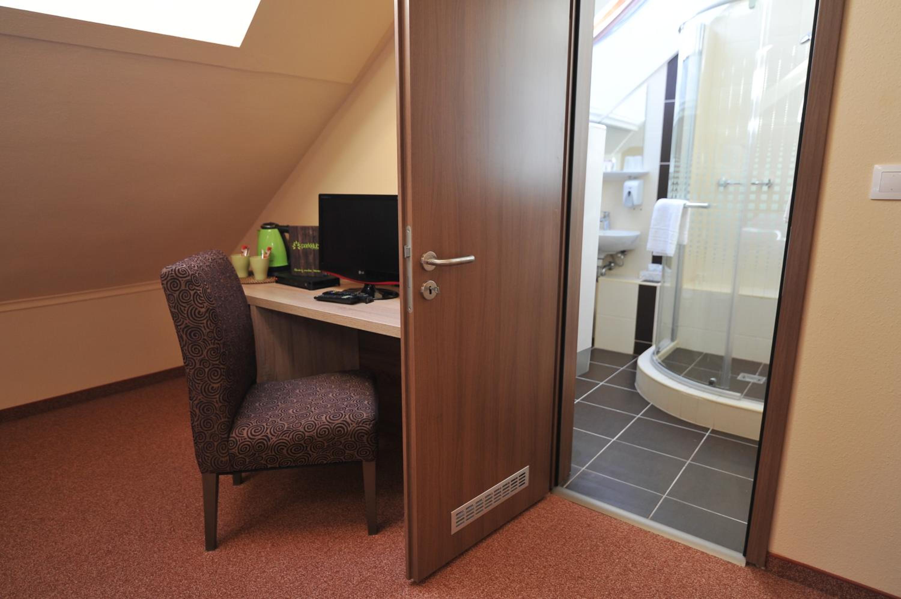 Standard Double or Twin Room - Photo 11