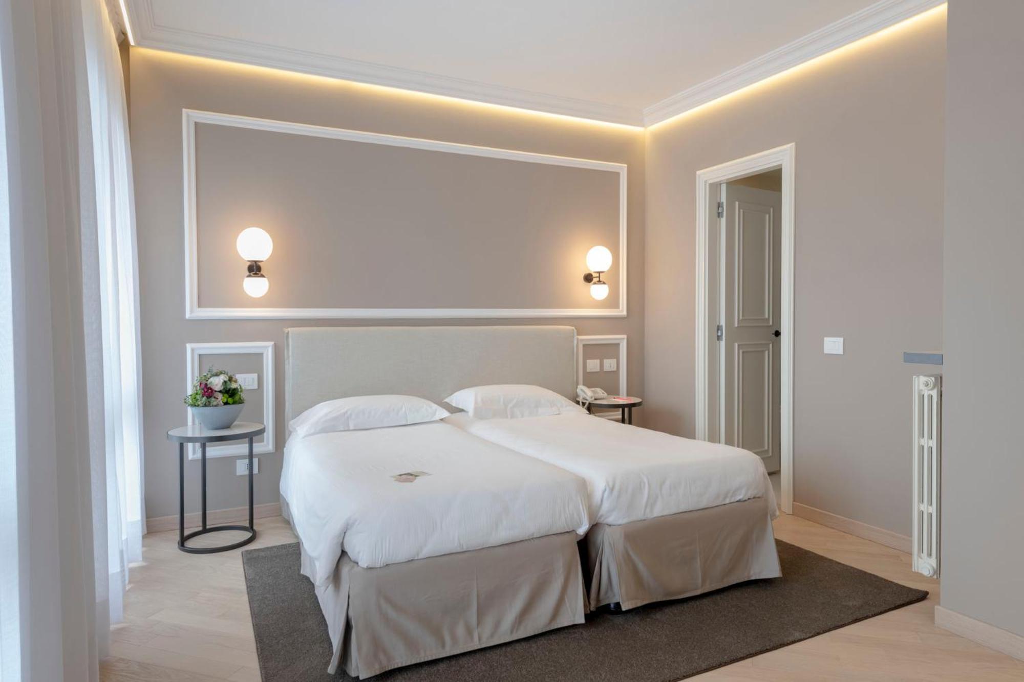 Deluxe Double Room with Balcony photo 1