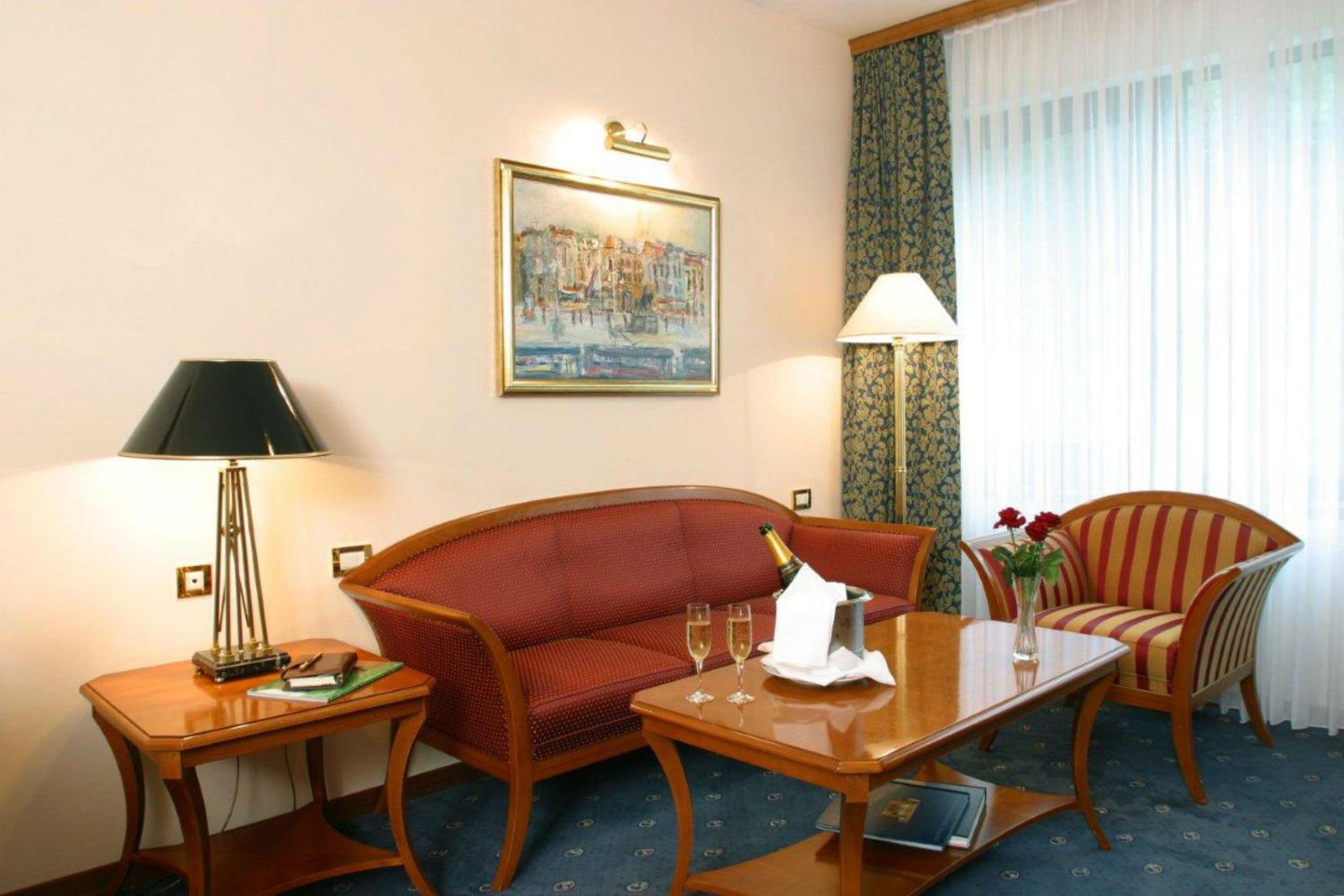 Suite - Photo 1