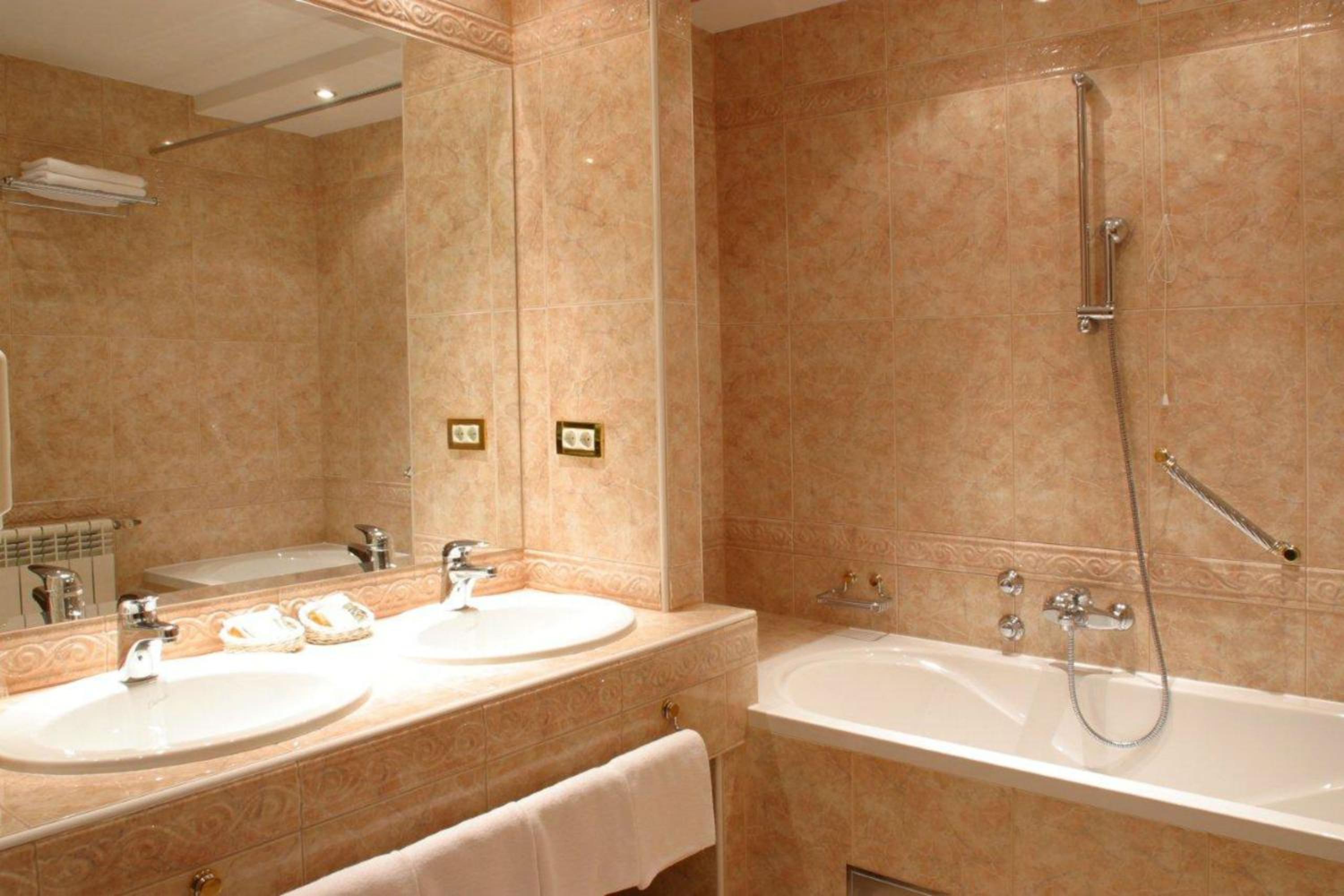 Deluxe Double or Twin Room - Photo 5