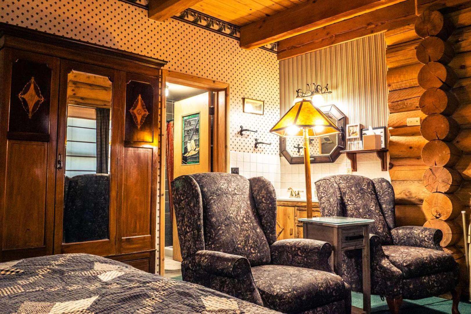 Queen Room photo 2