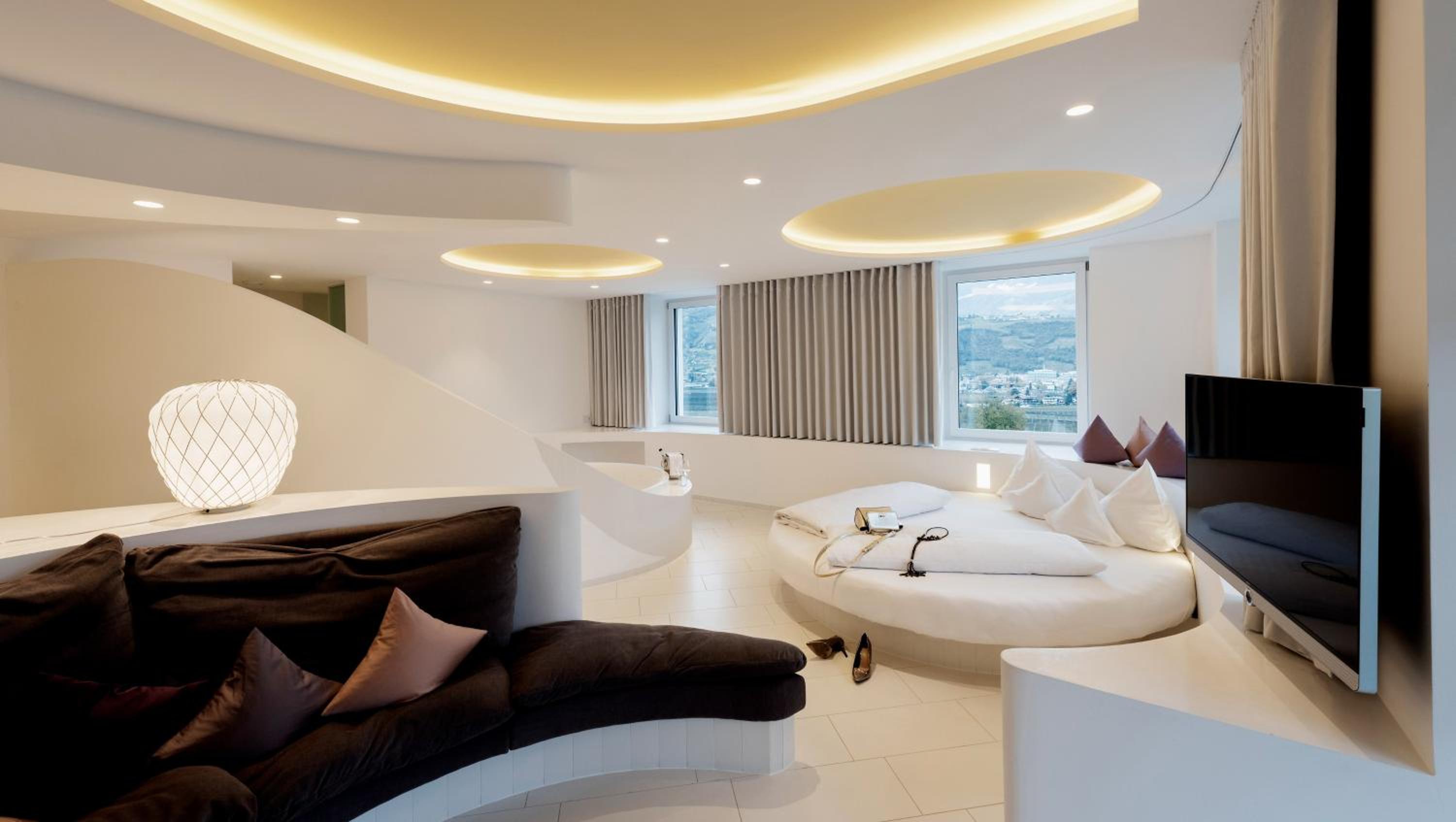 King Suite with Spa Bath - Photo 3