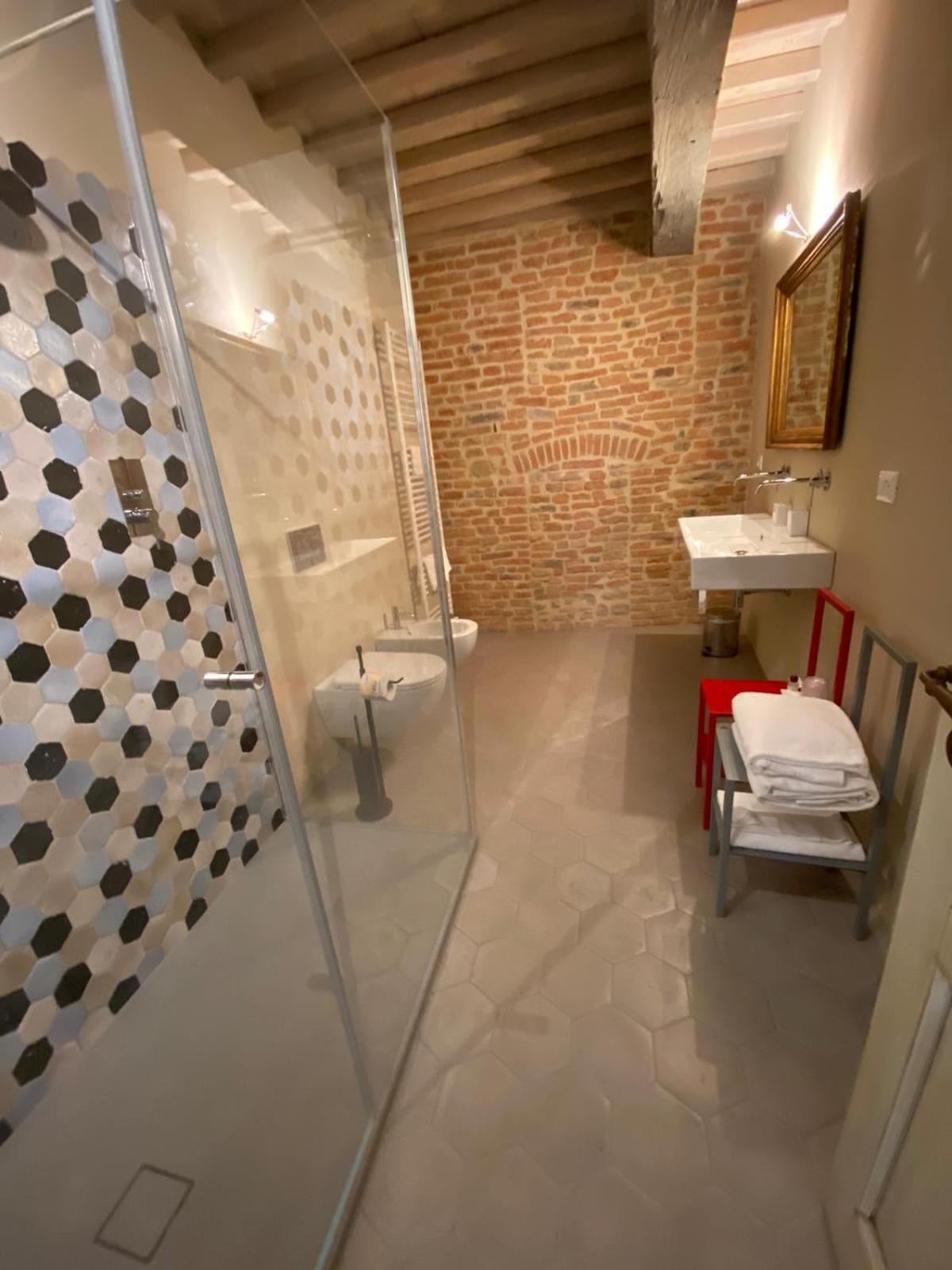 Deluxe Double Room with Bath - Photo 8