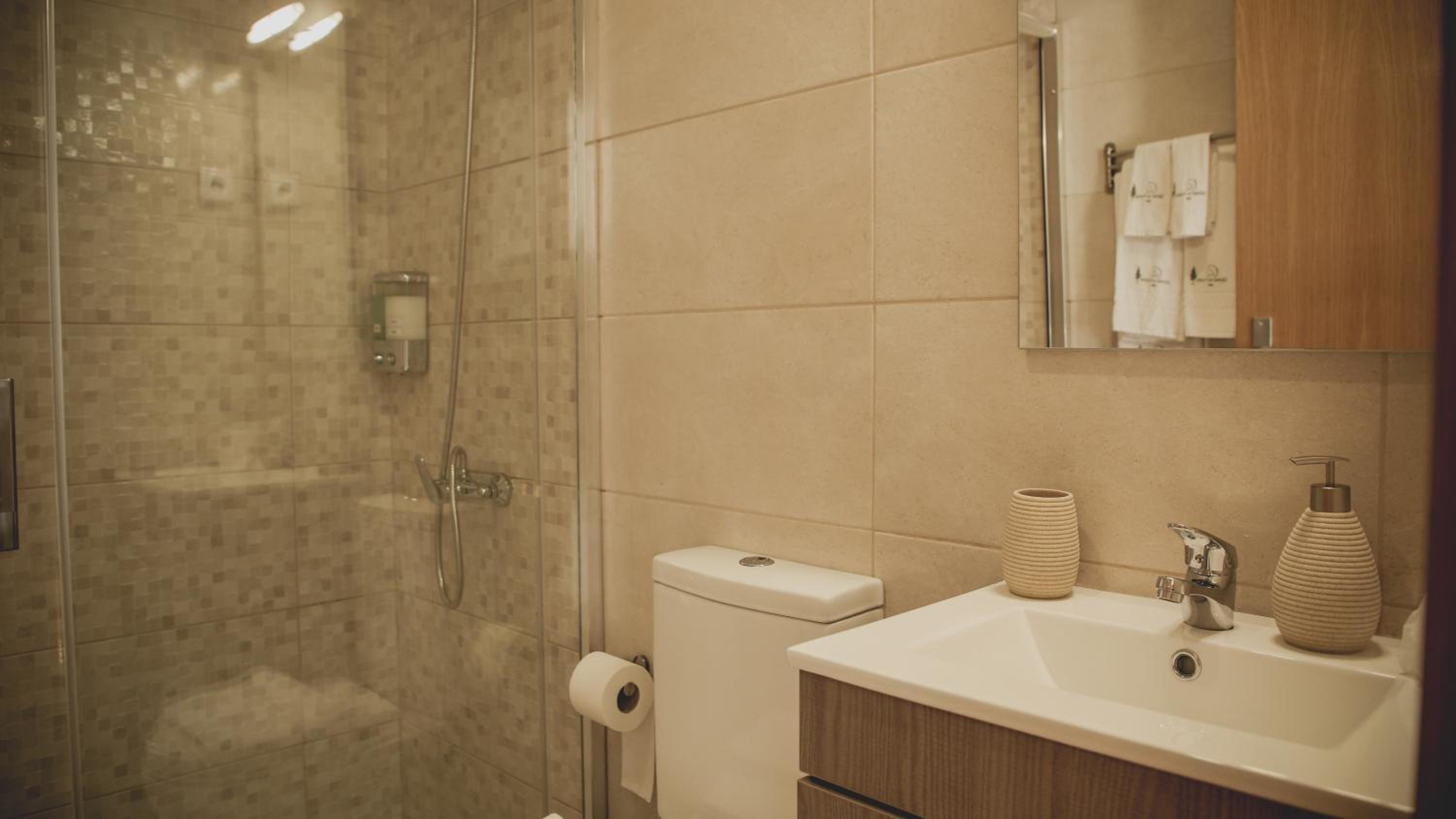 Suite with Pool View - Photo 8