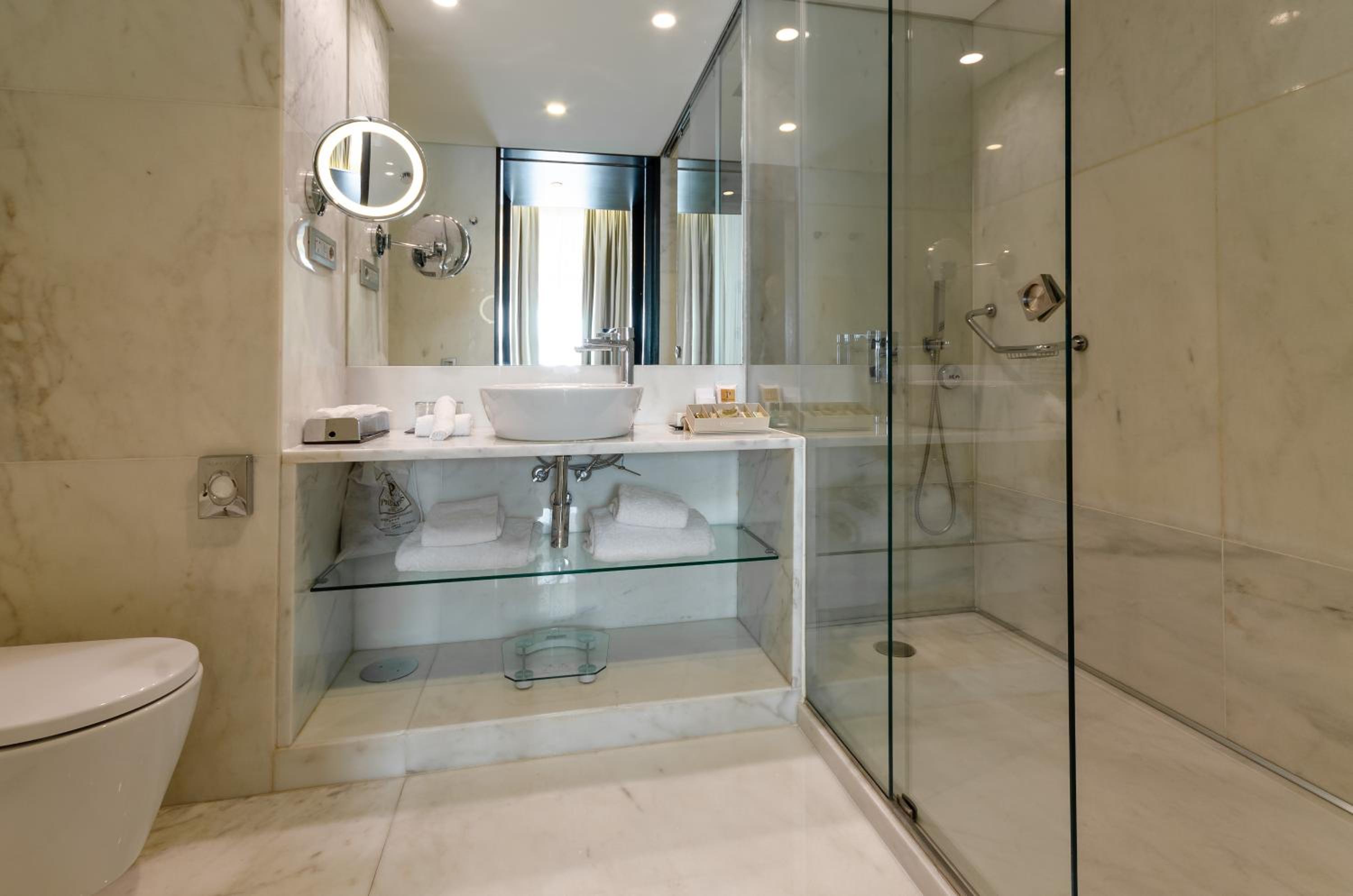 Suite with Street View