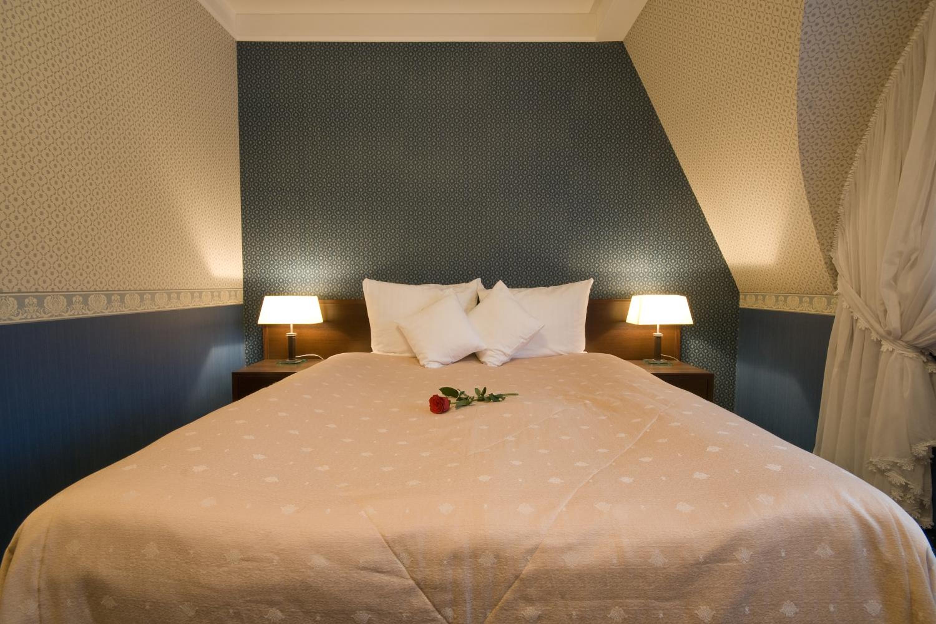 Standard Double Room - Photo 11