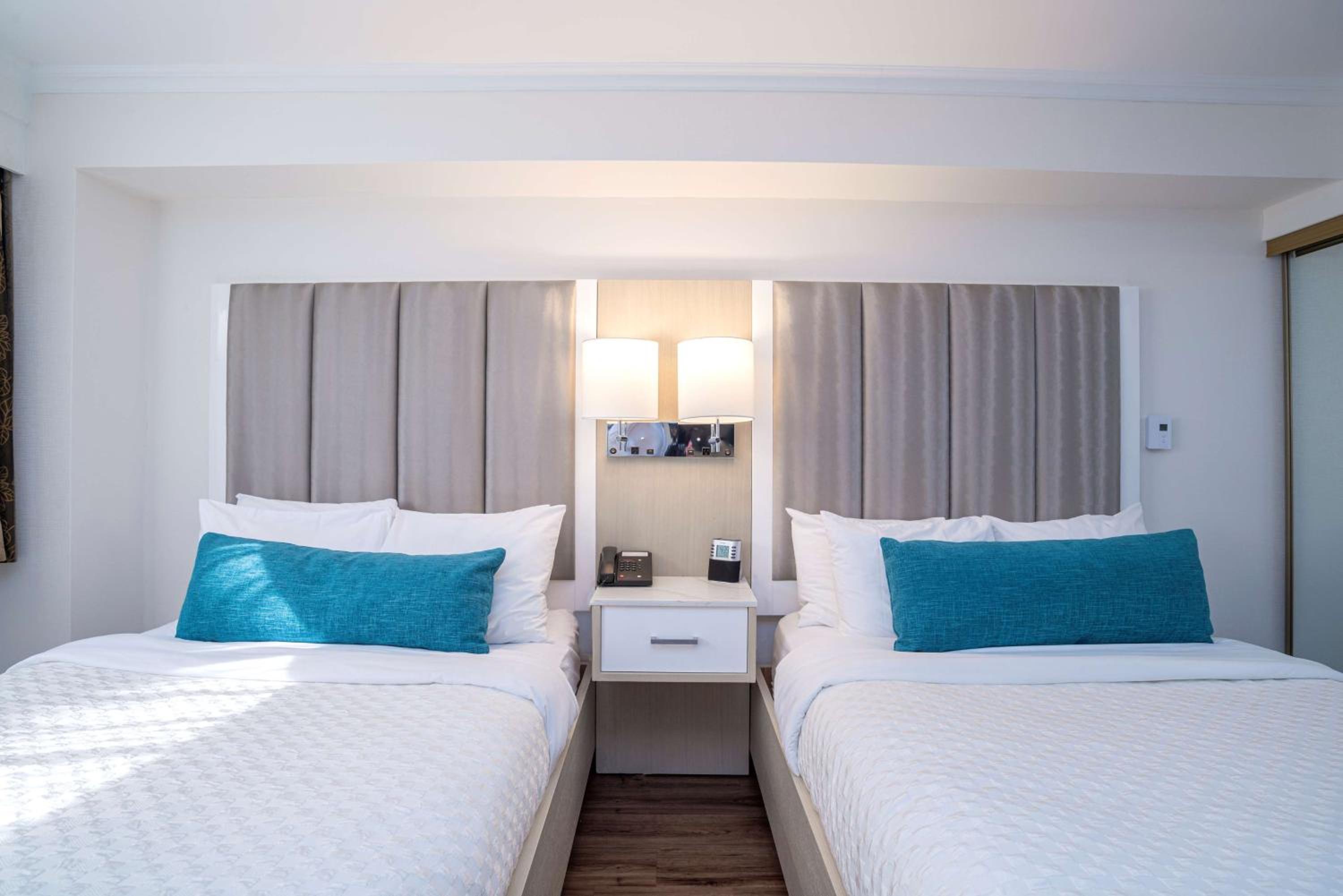 Double Room with Two Double Beds - Photo 2
