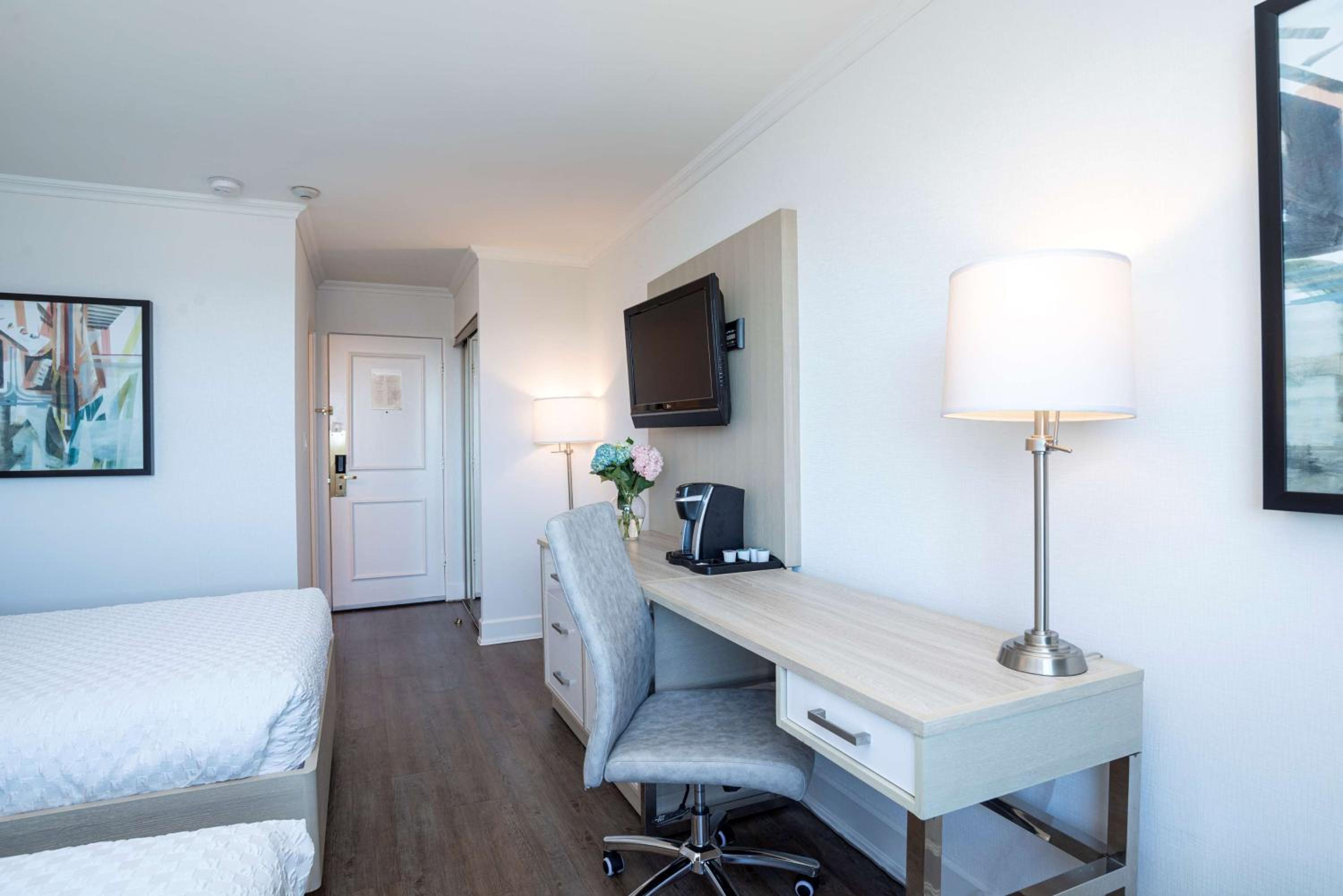 Double Room with Two Double Beds and Harbor View - Photo 3