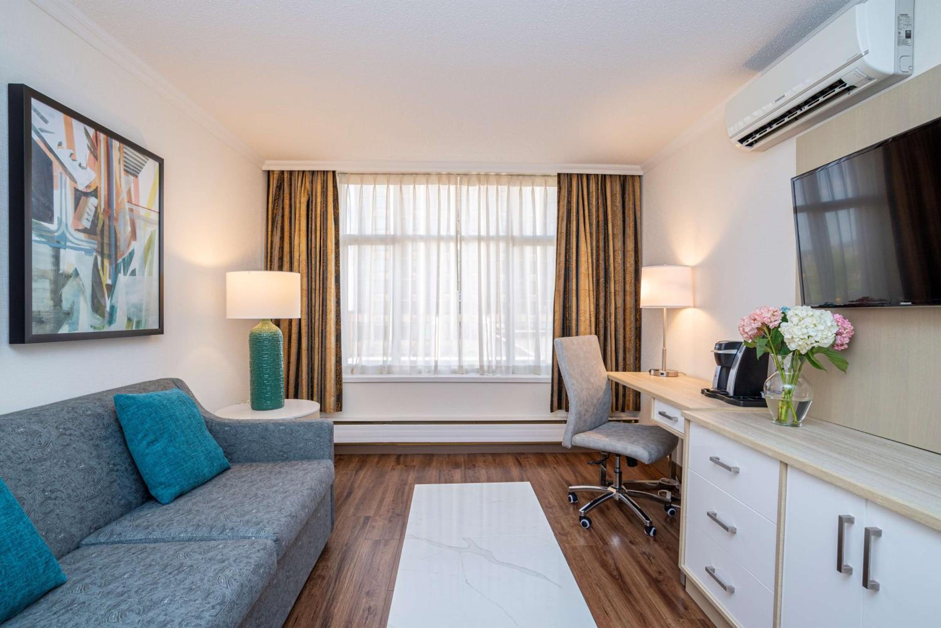 Family Queen Suite with Two Queen Beds and Sofa Bed - Non-Smoking - Photo 2