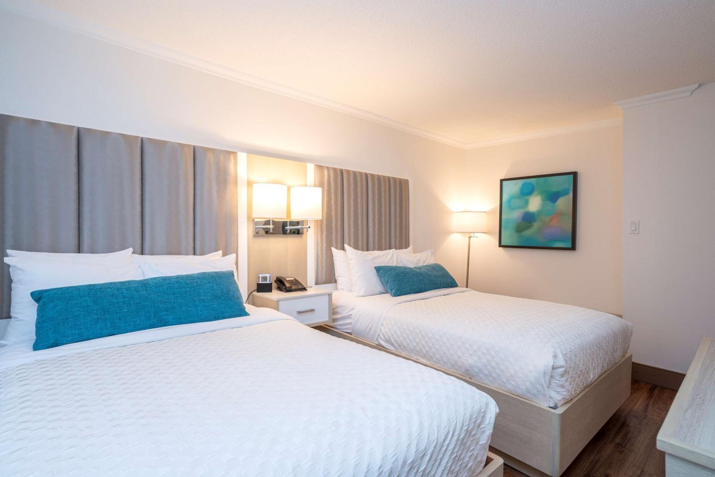 Family Queen Suite with Two Queen Beds and Sofa Bed - Non-Smoking - Photo 3
