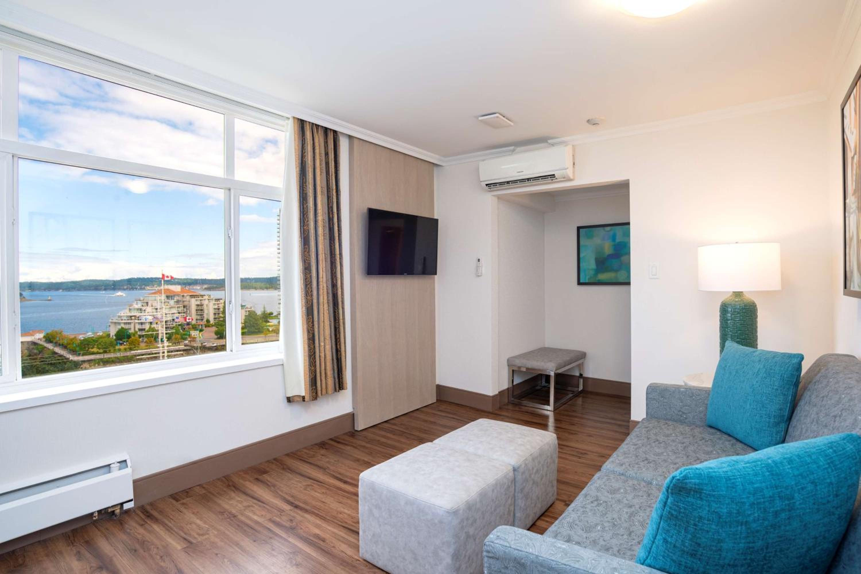Junior Queen Suite with Sofa Bed - Photo 6
