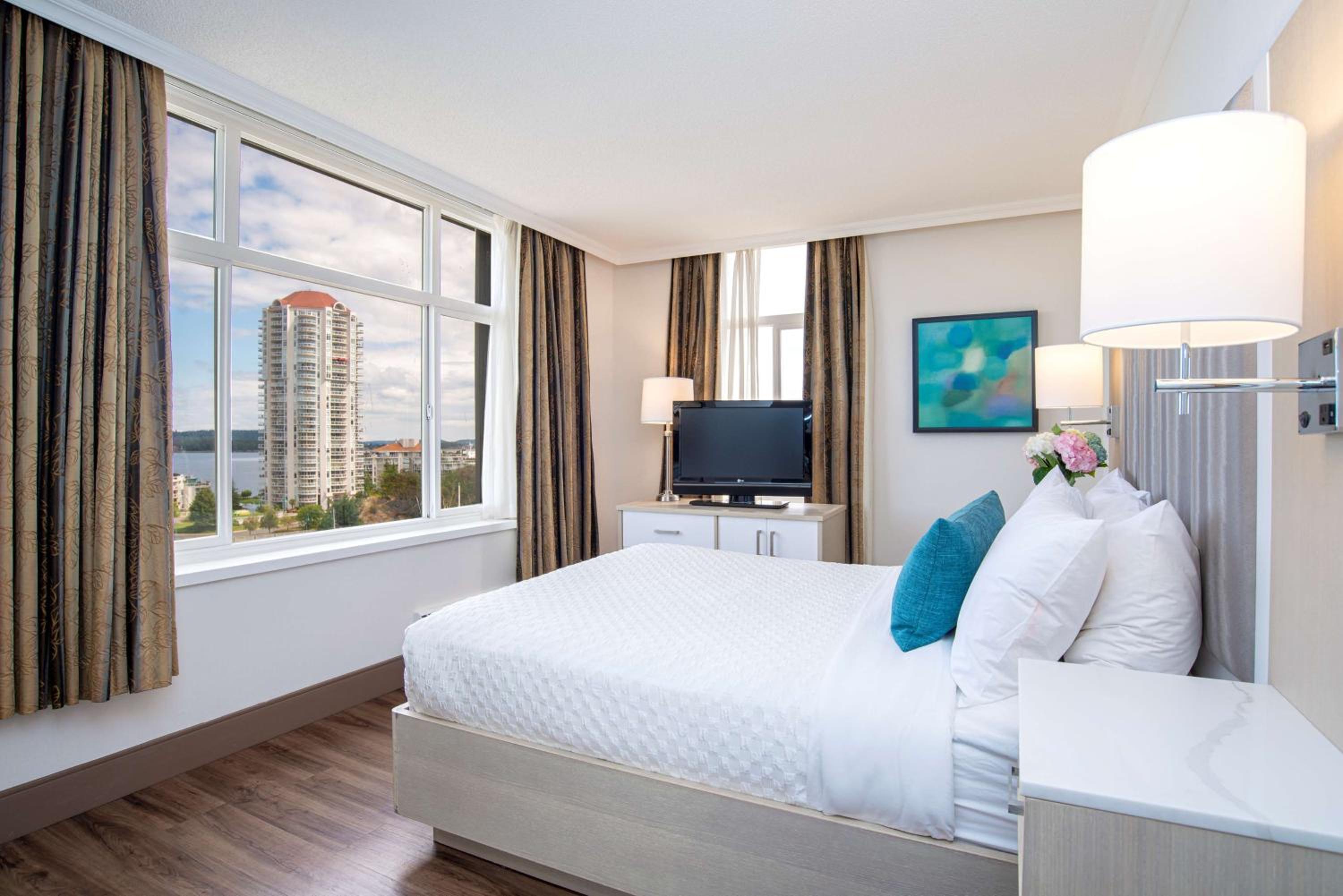 Junior Queen Suite with Sofa Bed - Photo 1