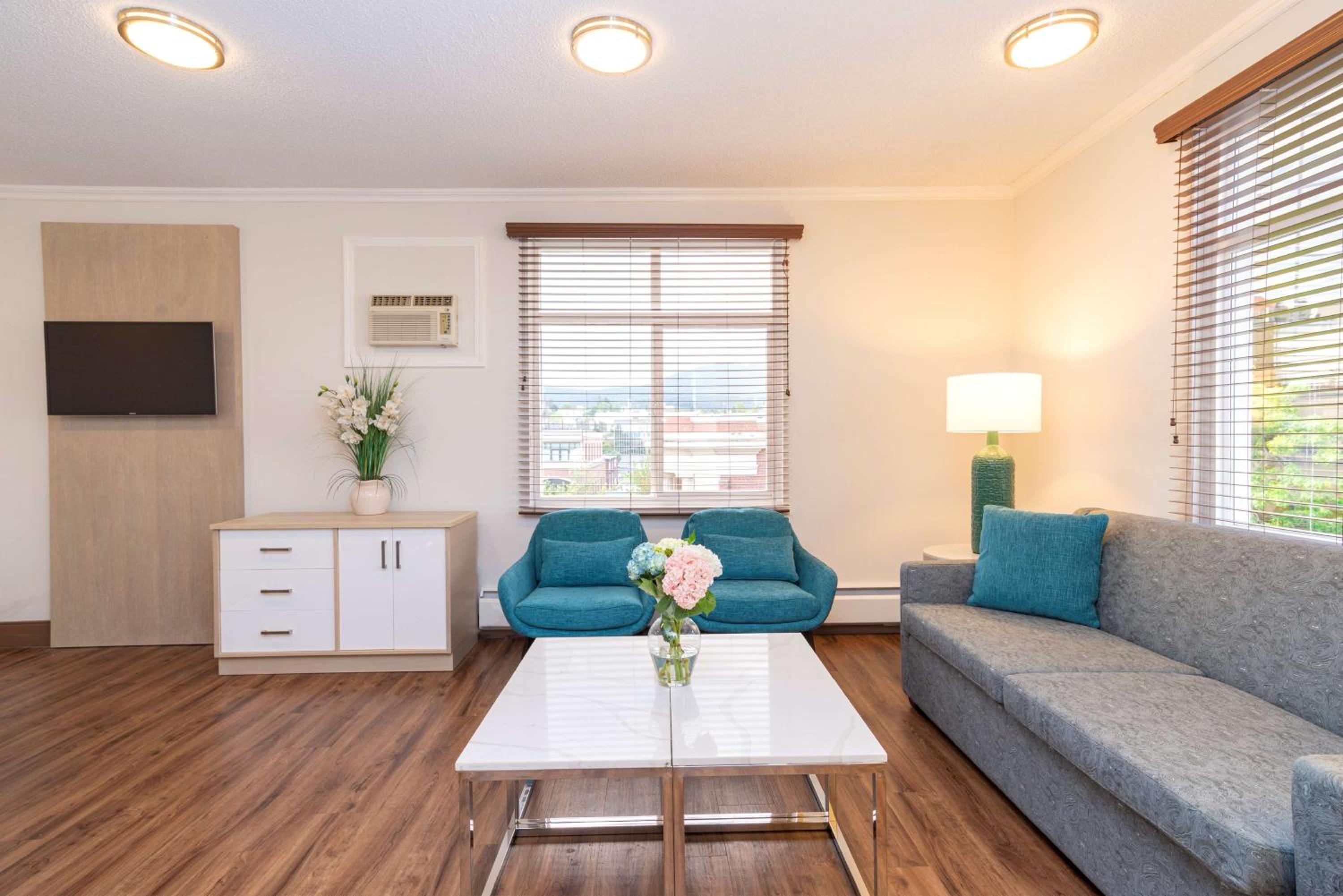 Executive Two-Room King Suite with Sofa Bed - Non-Smoking - Photo 5