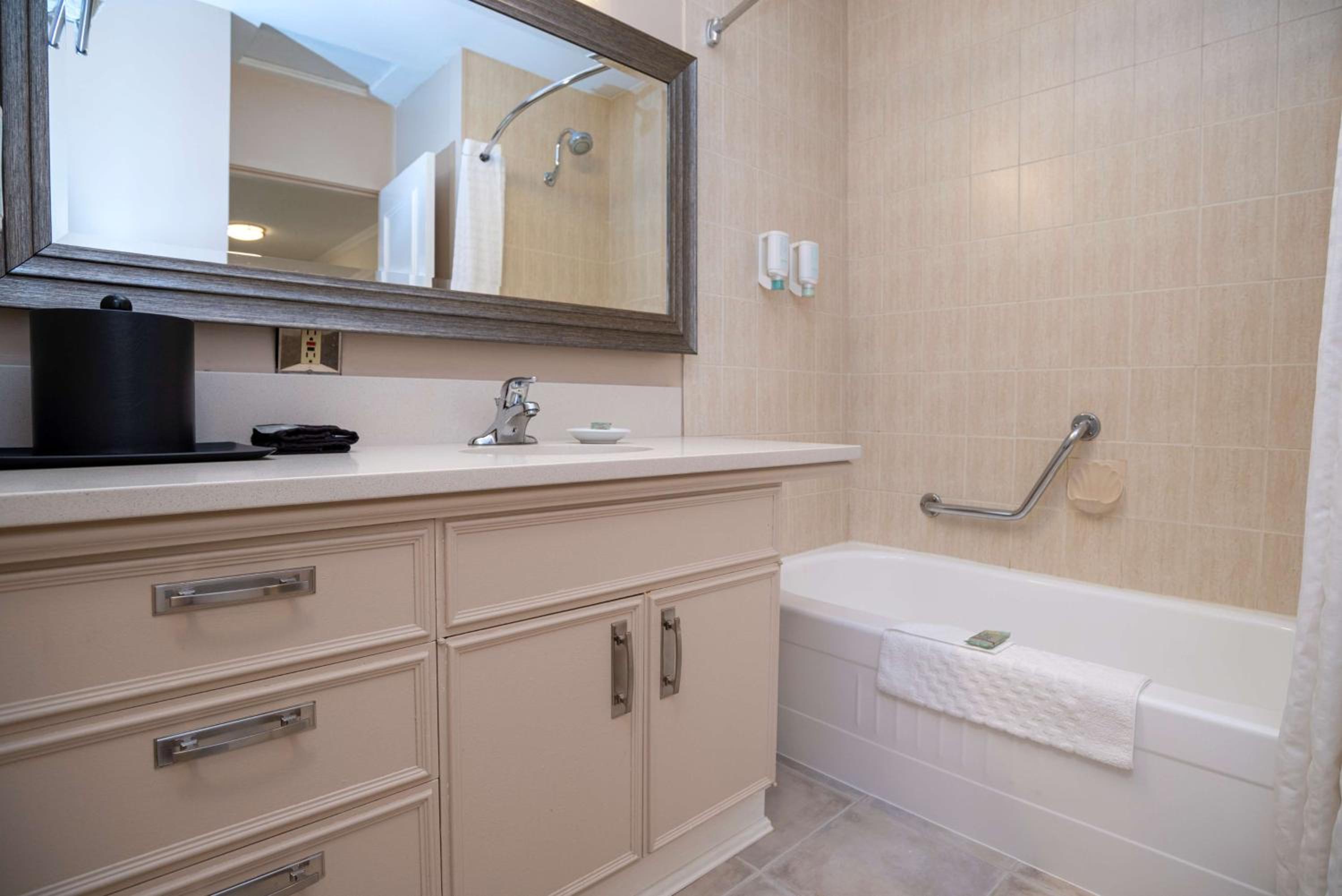 Executive Two-Room King Suite with Sofa Bed - Non-Smoking - Photo 4