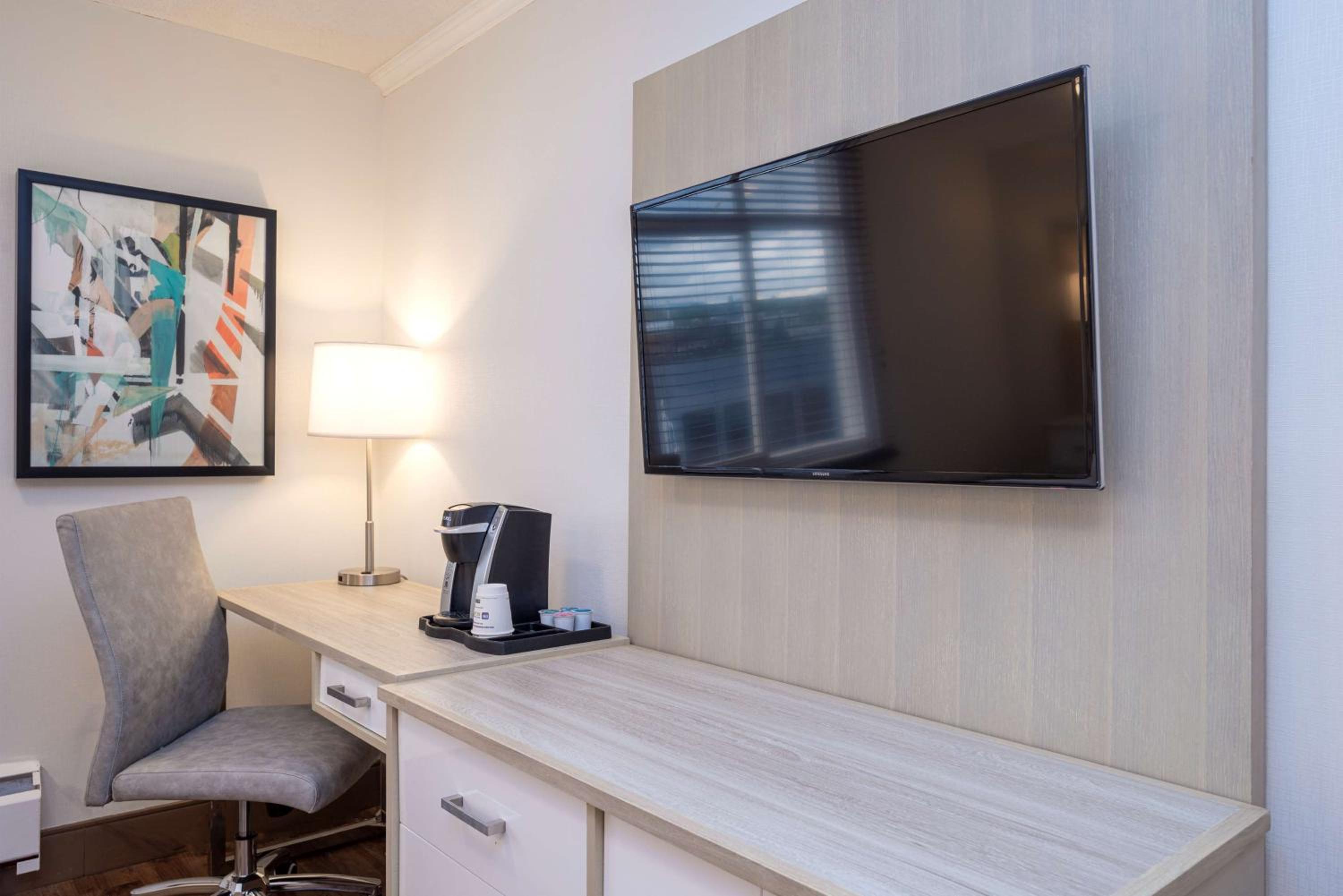 Executive Two-Room King Suite with Sofa Bed - Non-Smoking - Photo 3