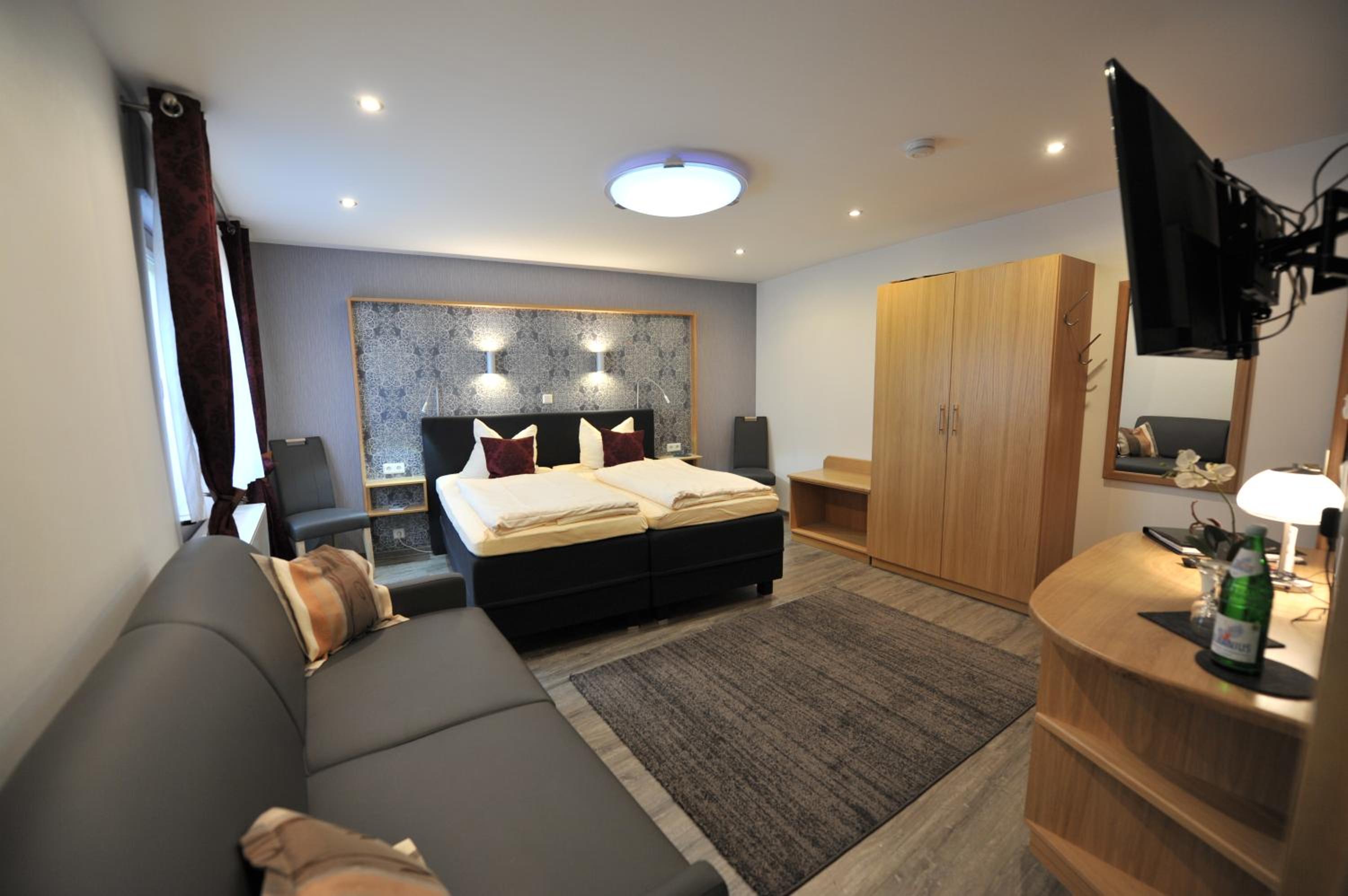 Deluxe Room (2 Adults + 1 Child)