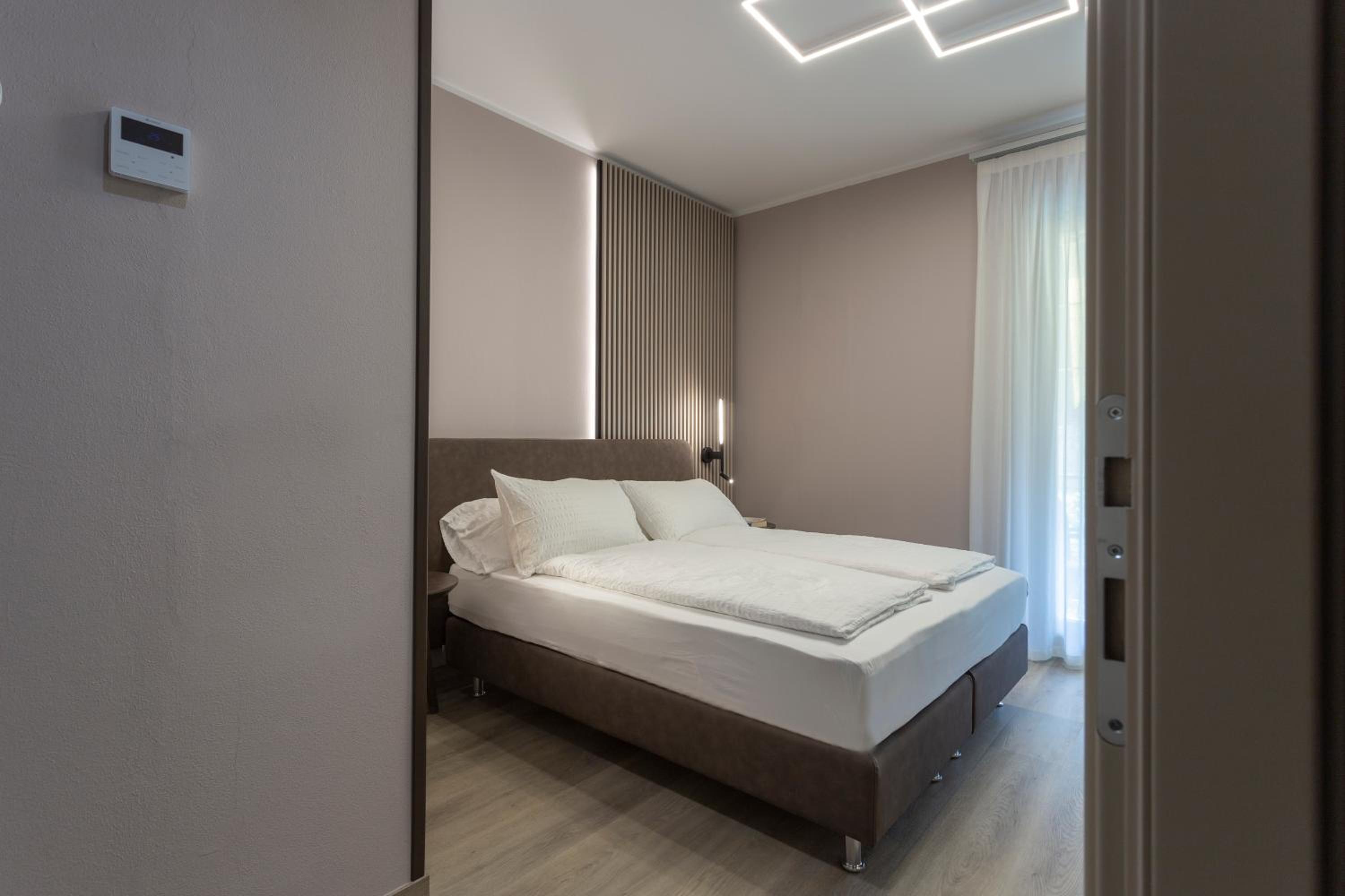 Superior Double Room with Balcony and Partial Lake View photo 1