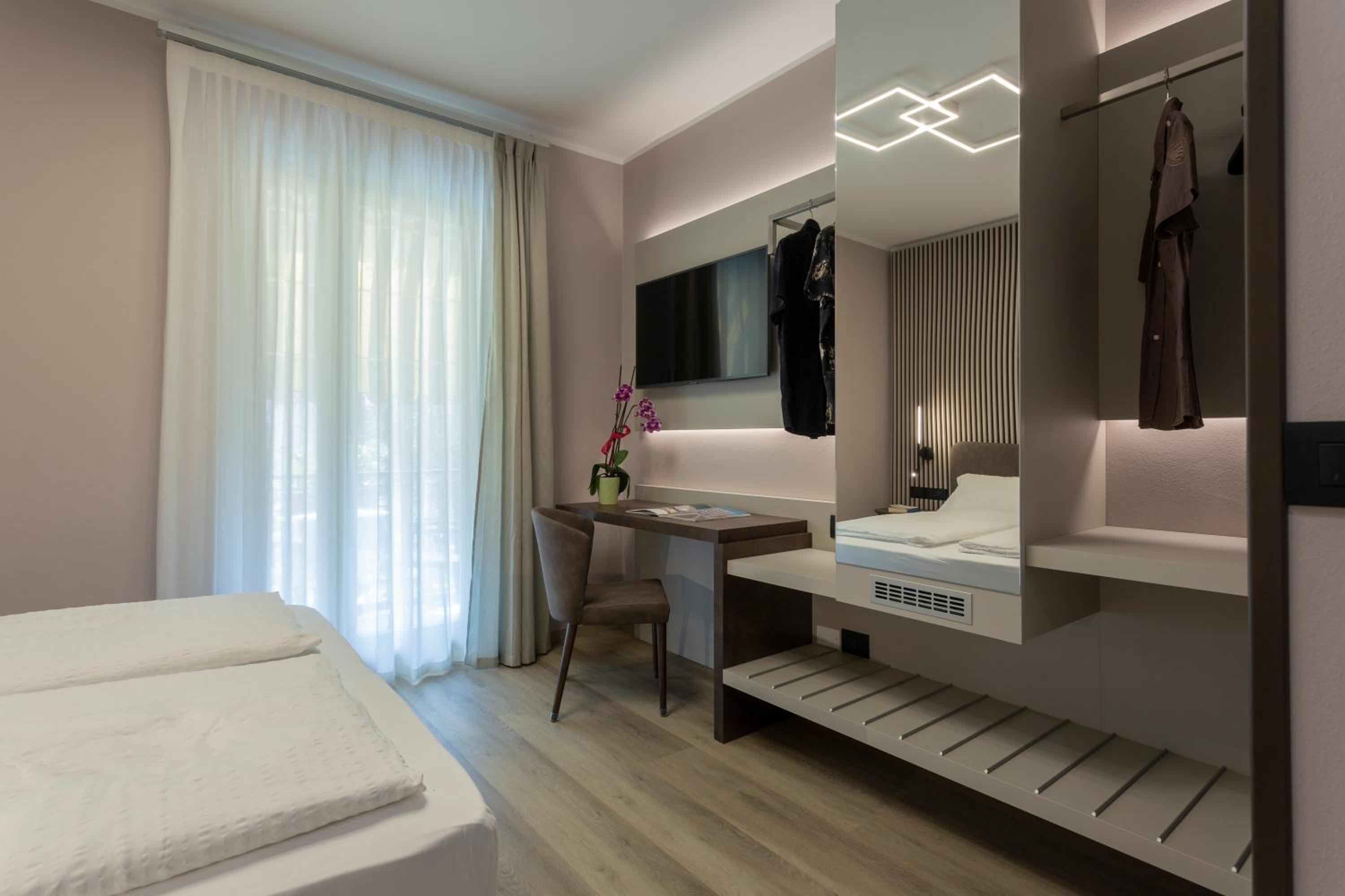 Superior Double Room with Balcony and Partial Lake View photo 2