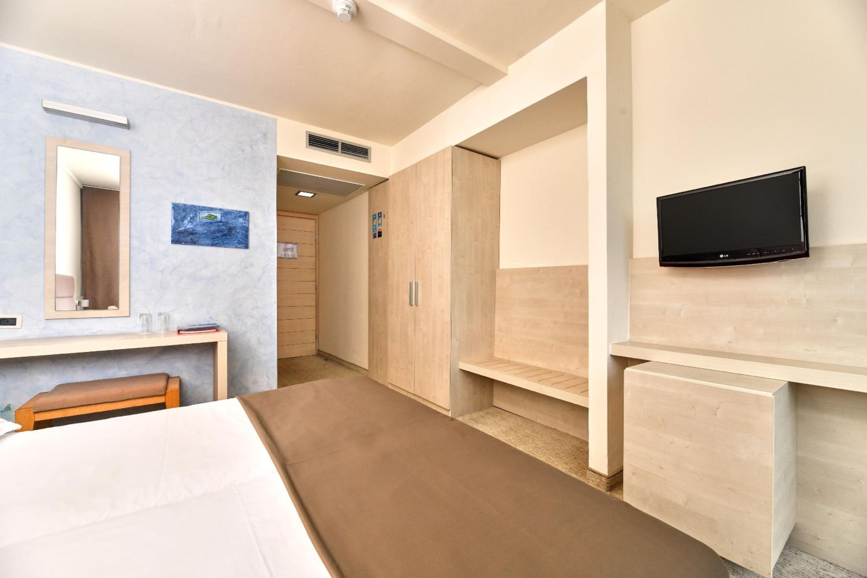 Classic Room with Balcony - Park Side - Photo 7