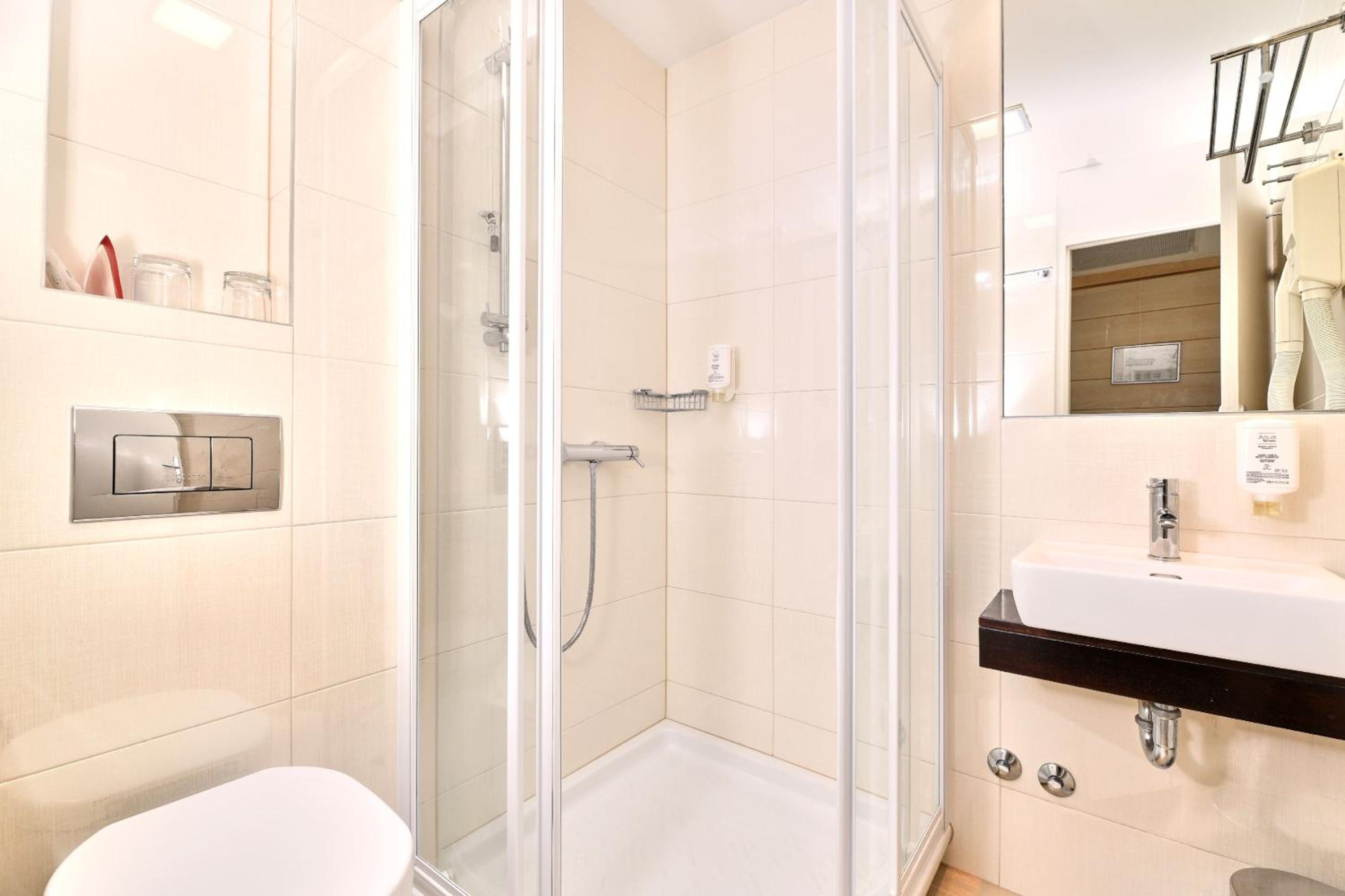 Classic Room with Balcony - Photo 8