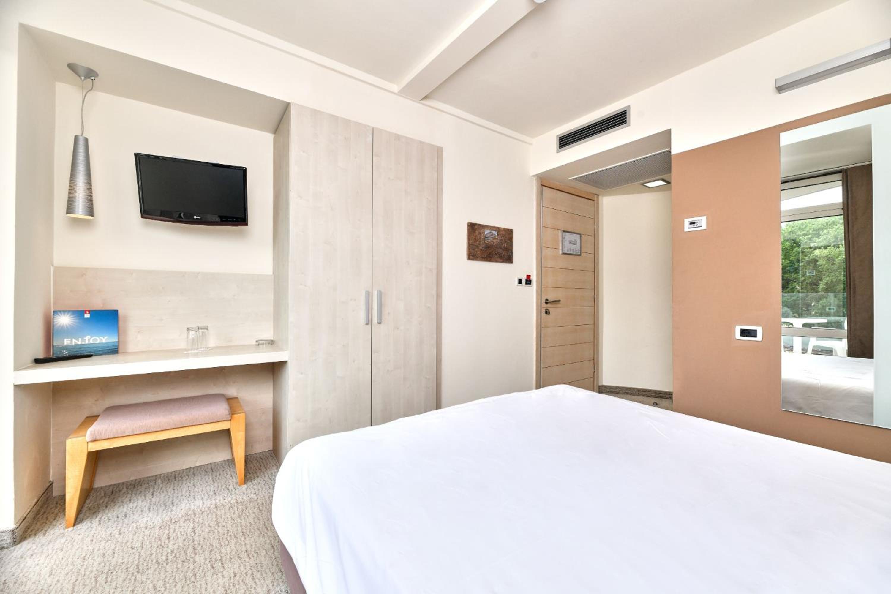 Classic Room with Balcony - Photo 7