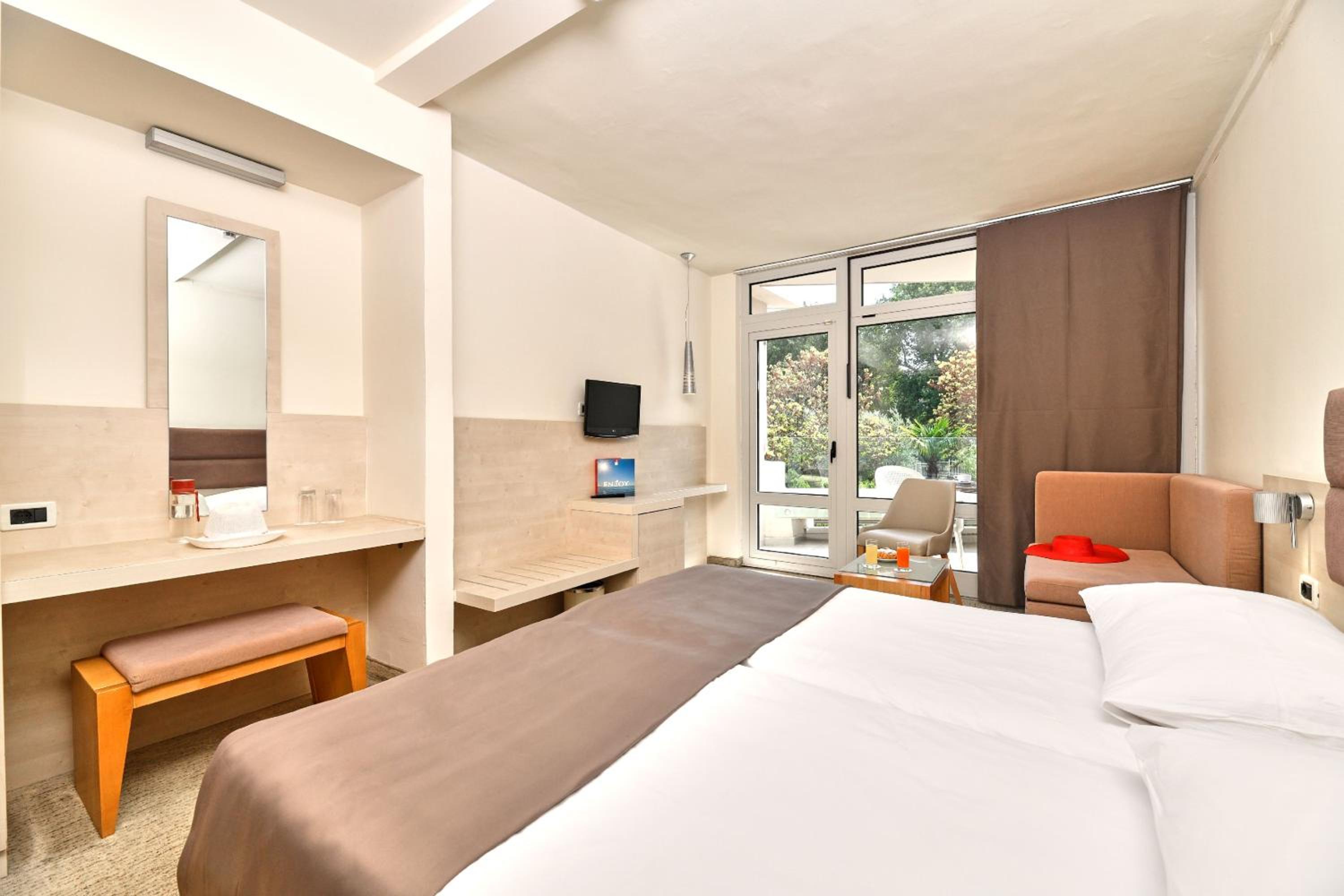 Classic Room with Balcony and Sofa Bed - Photo 1