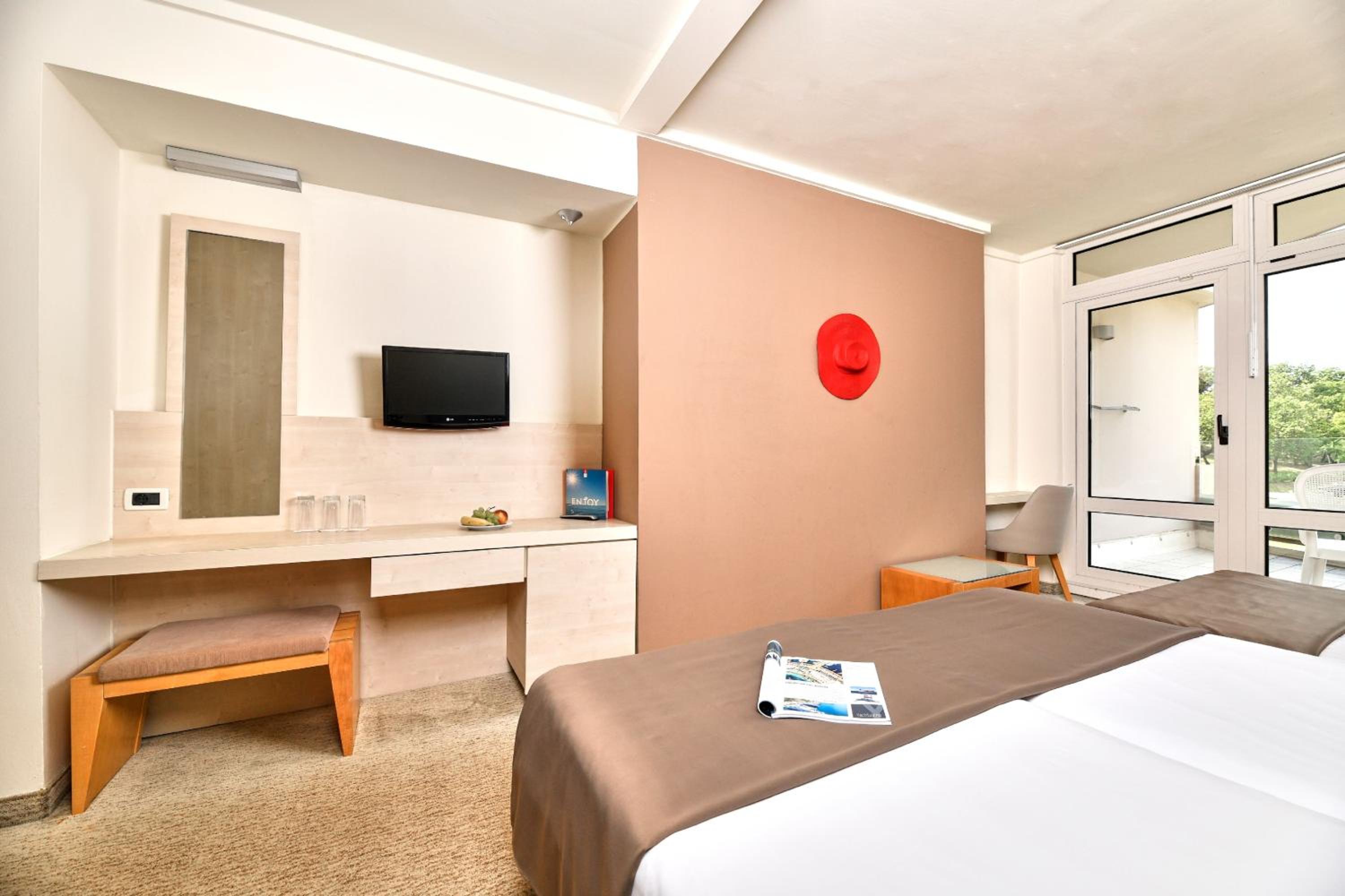Classic Room with Balcony and Sofa Bed - Park Side - Photo 1