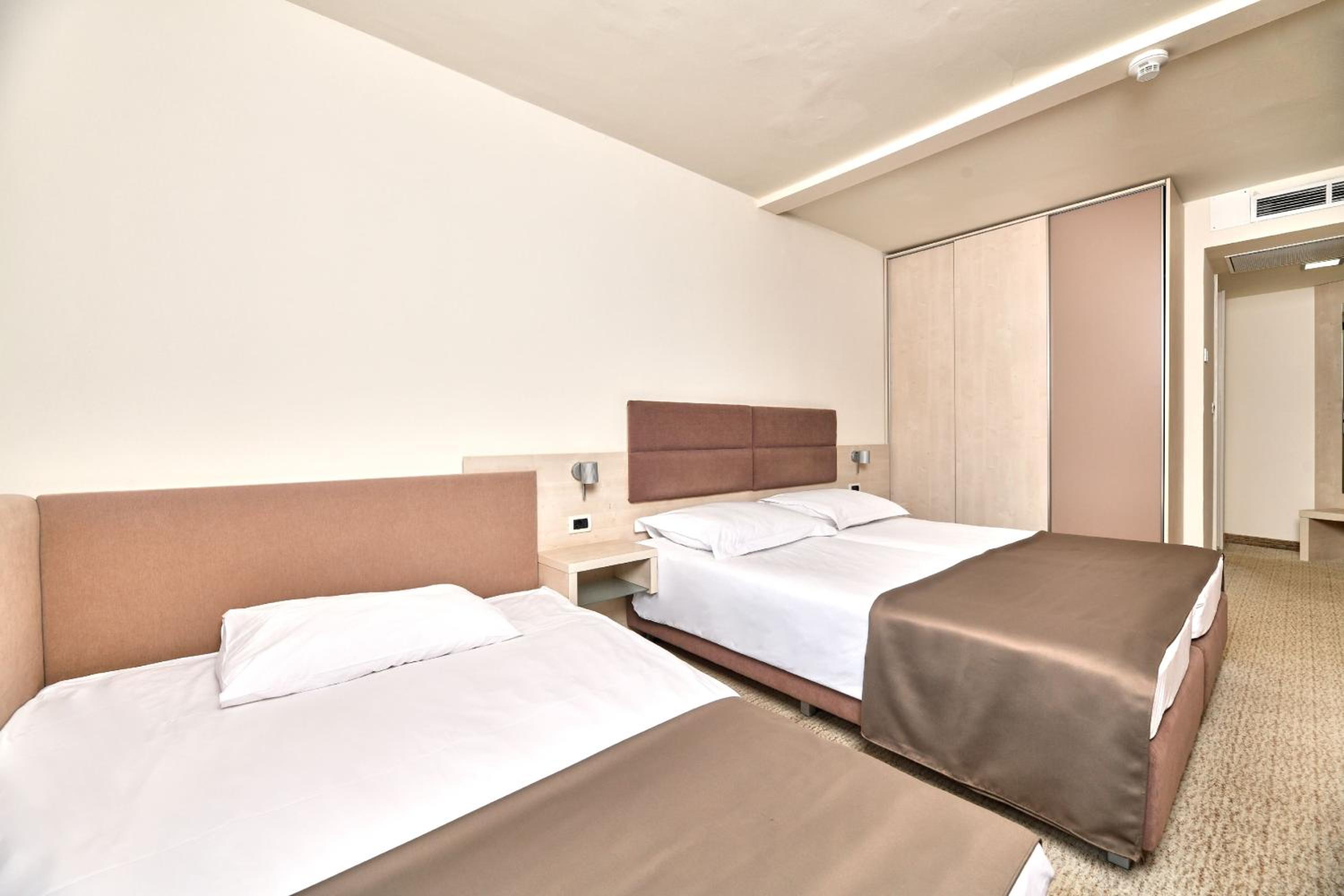 Classic Room with Balcony and Sofa Bed - Park Side - Photo 4