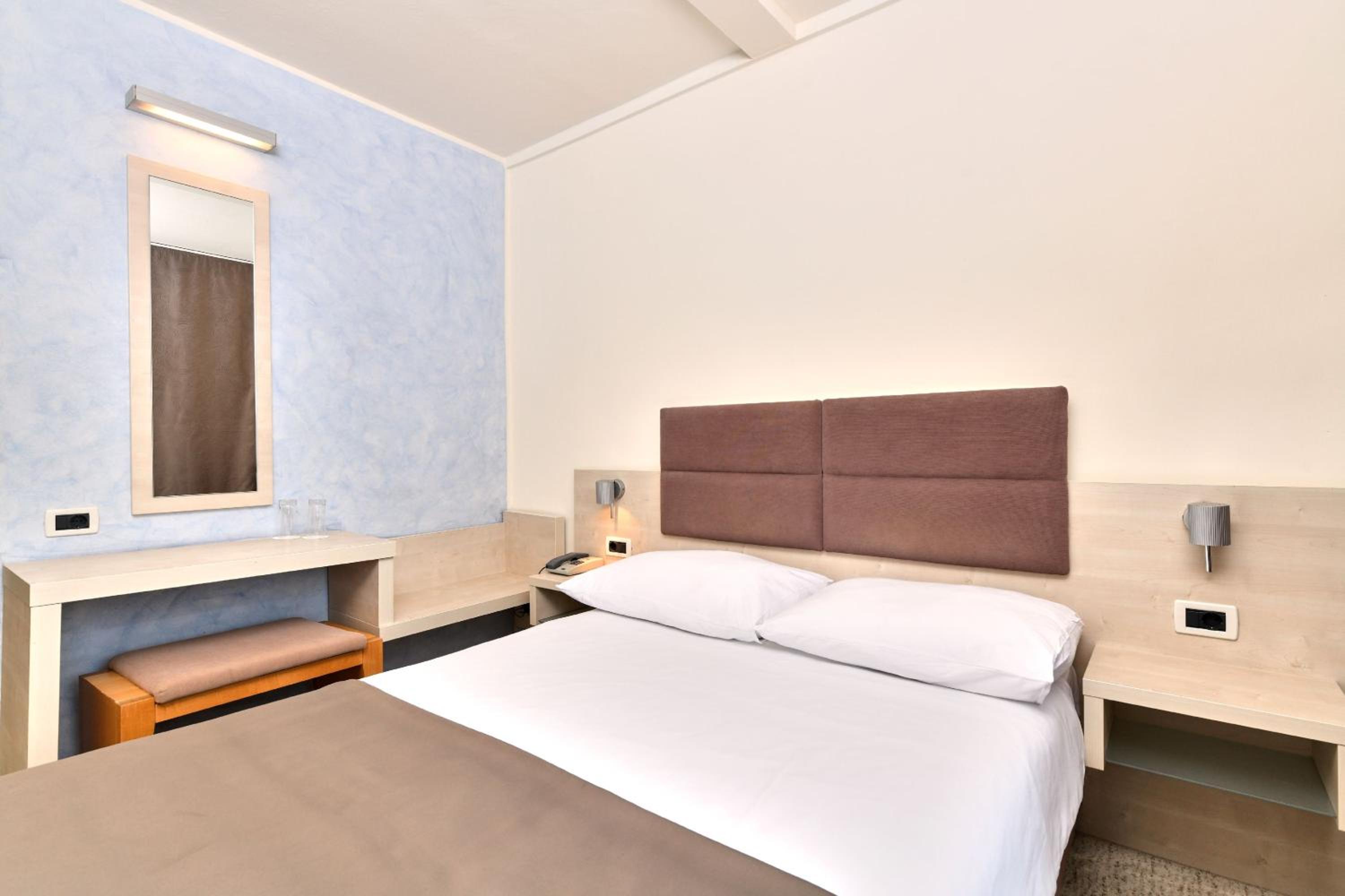 Classic Single Room with Balcony - Park Side photo 3
