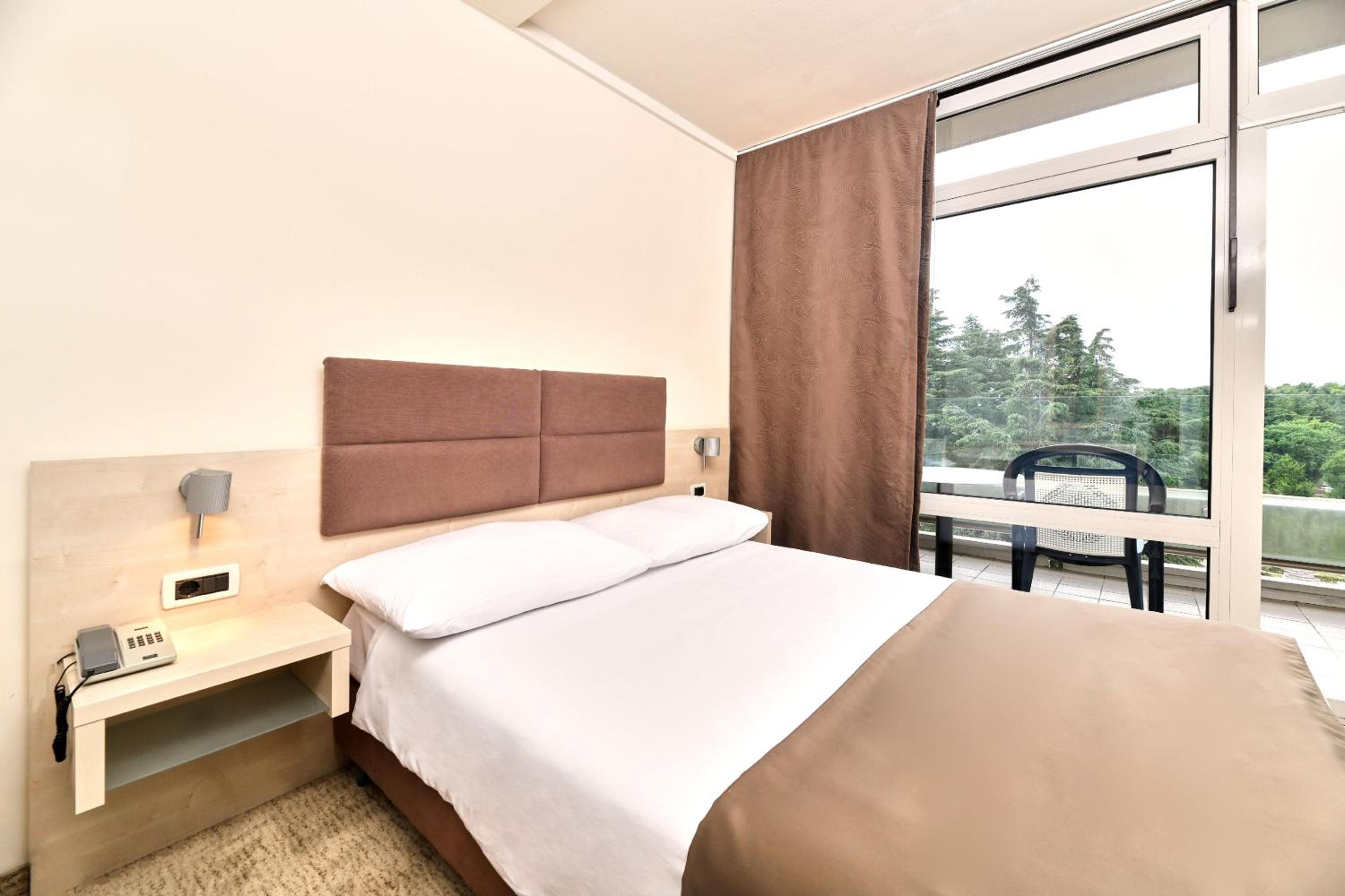 Classic Single Room with Balcony - Park Side photo 1