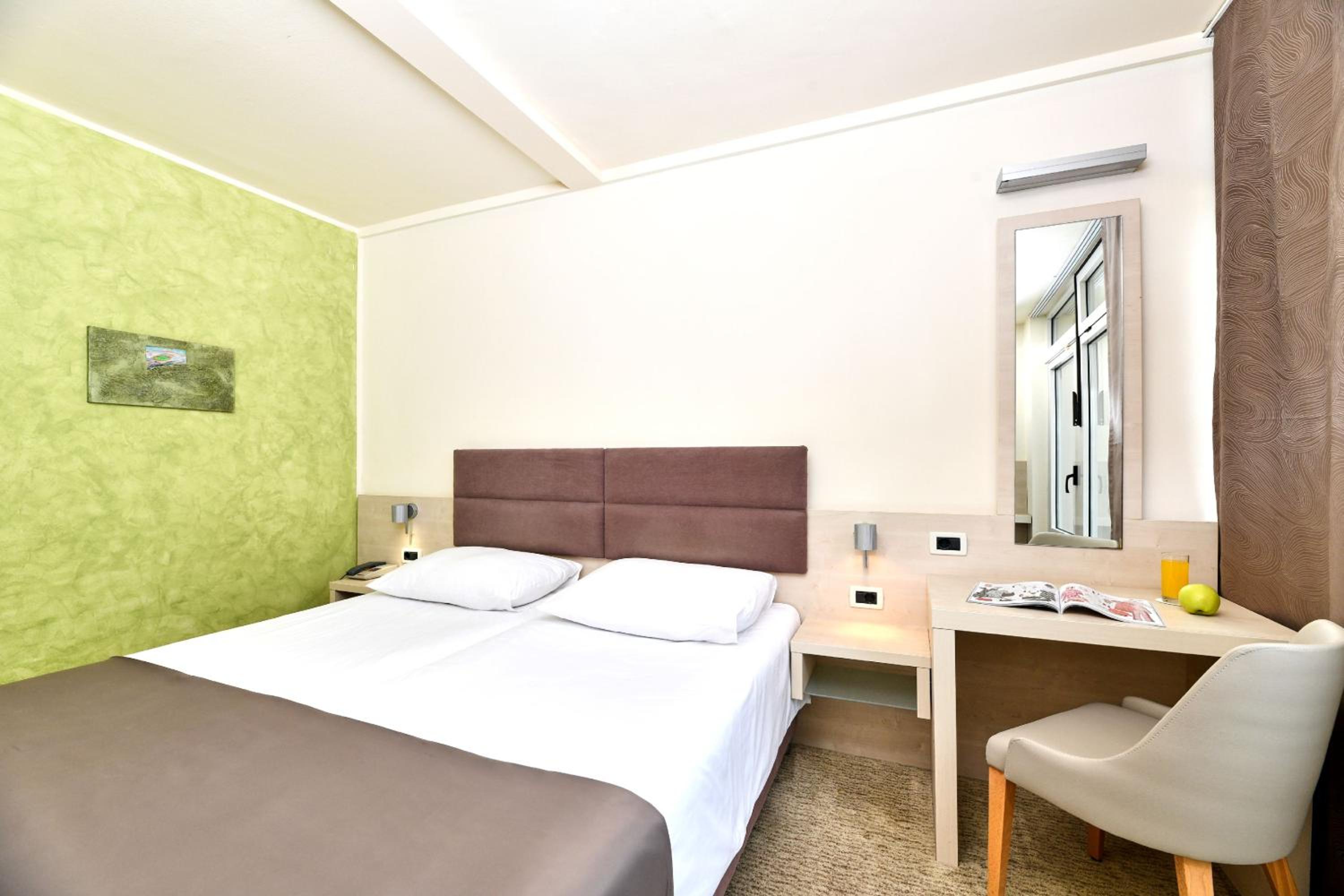 Superior Room with Balcony and Sea View - Photo 8