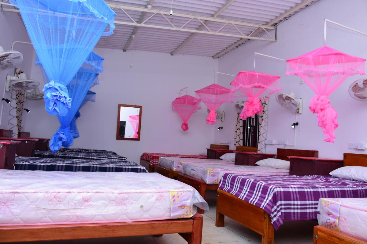 10-Bed Mixed Dormitory Room photo 3