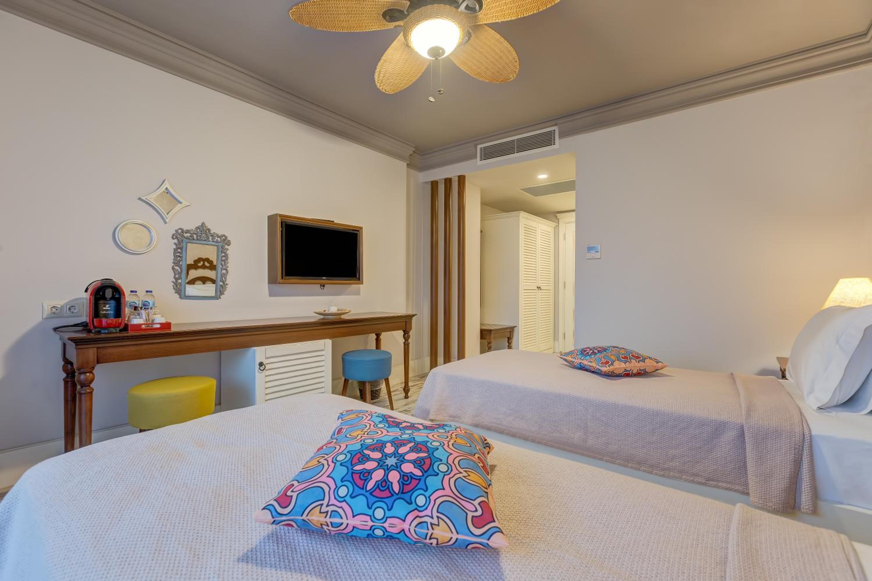 Twin Room with Sea View - Photo 5