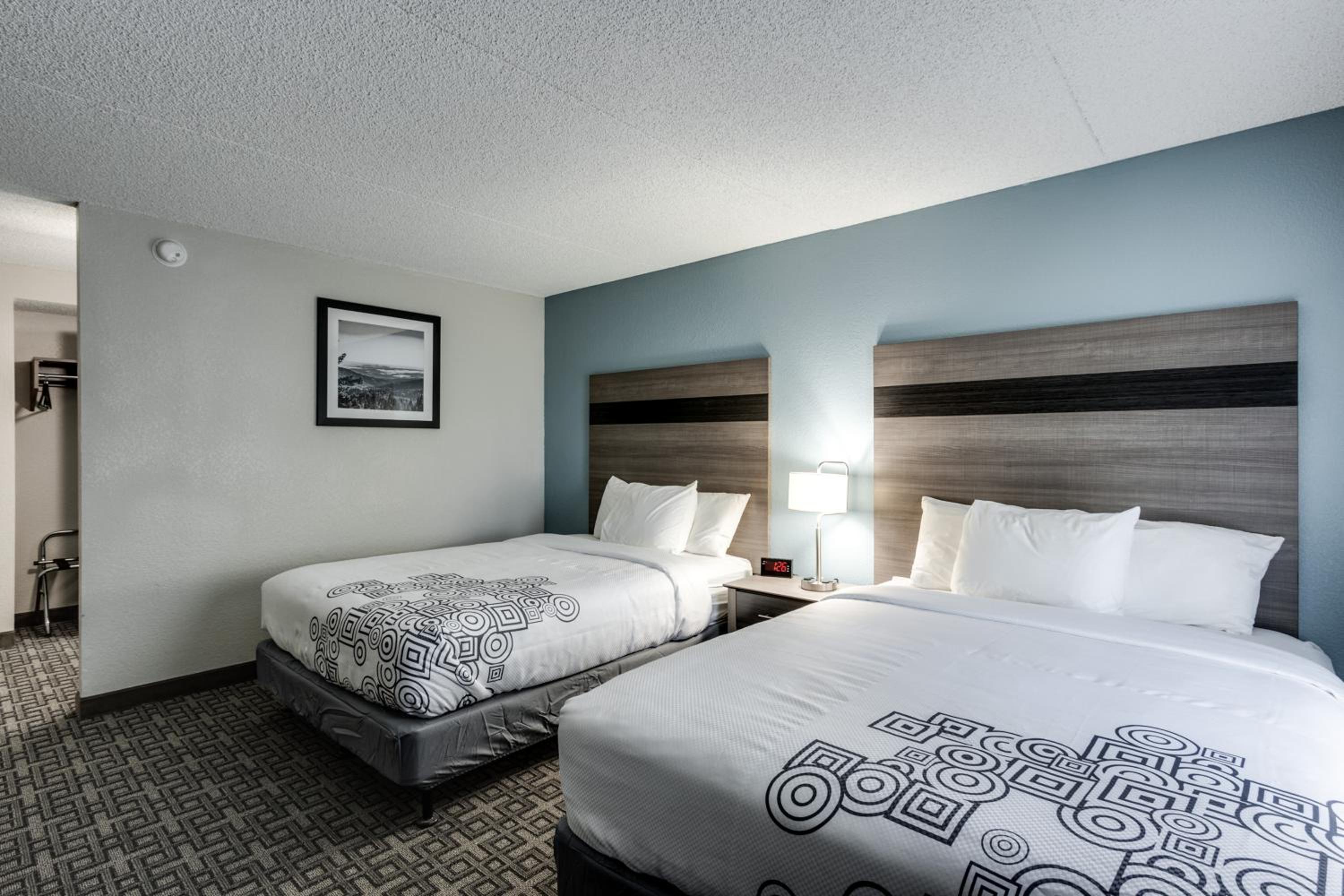 Queen Room with Two Queen Beds - Non-Smoking - Photo 1