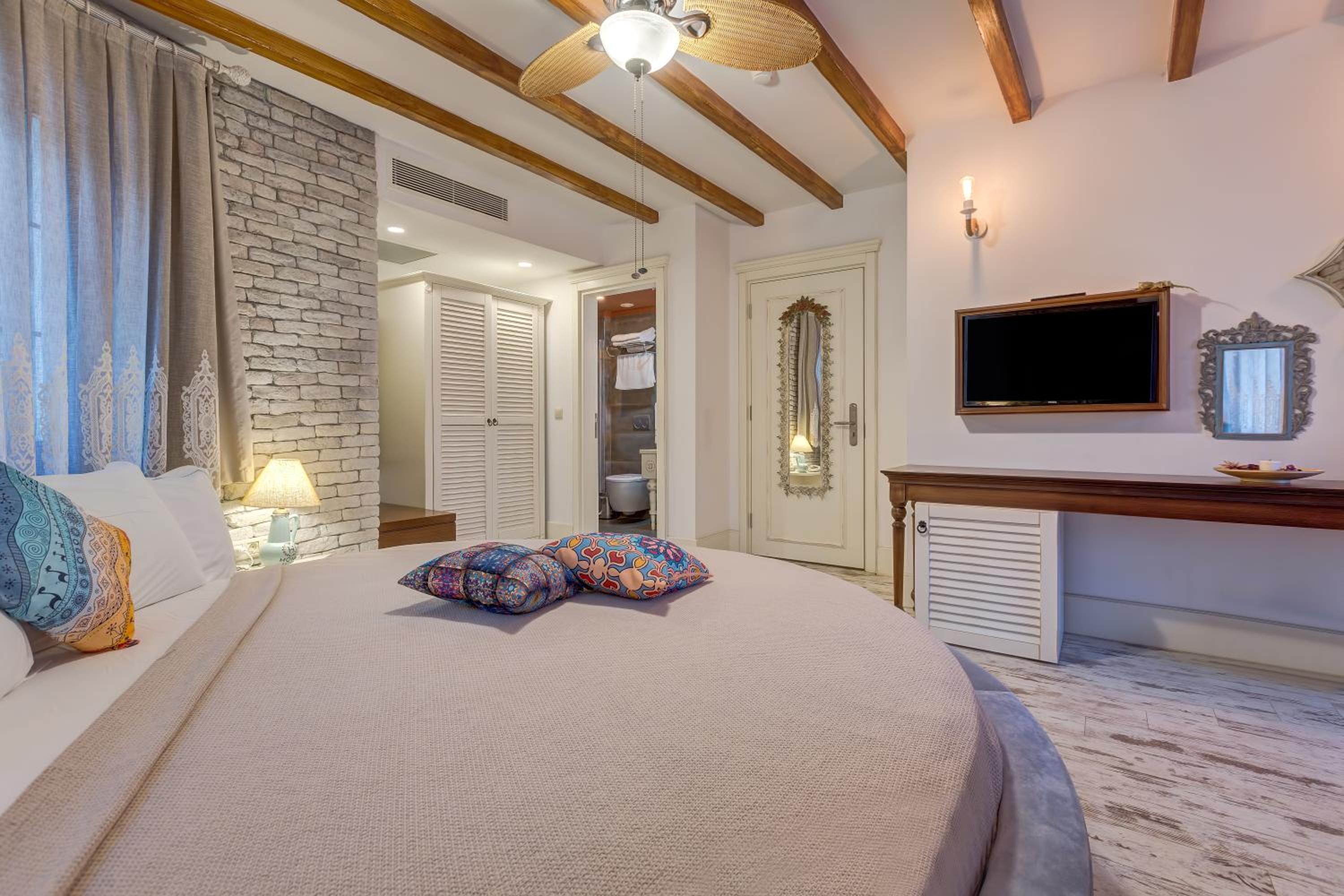 Queen Room with Sea View - Photo 3
