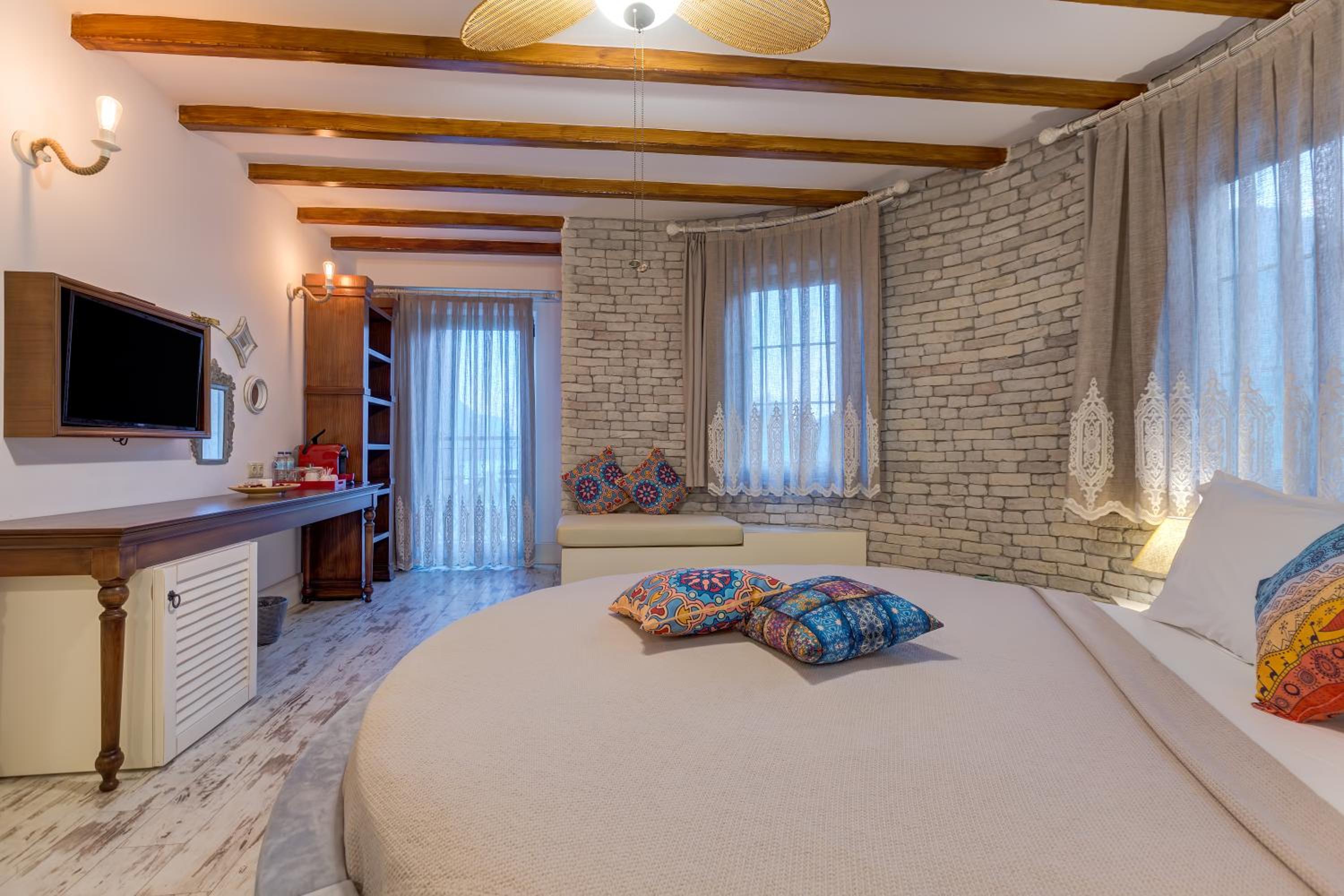 Queen Room with Sea View - Photo 5