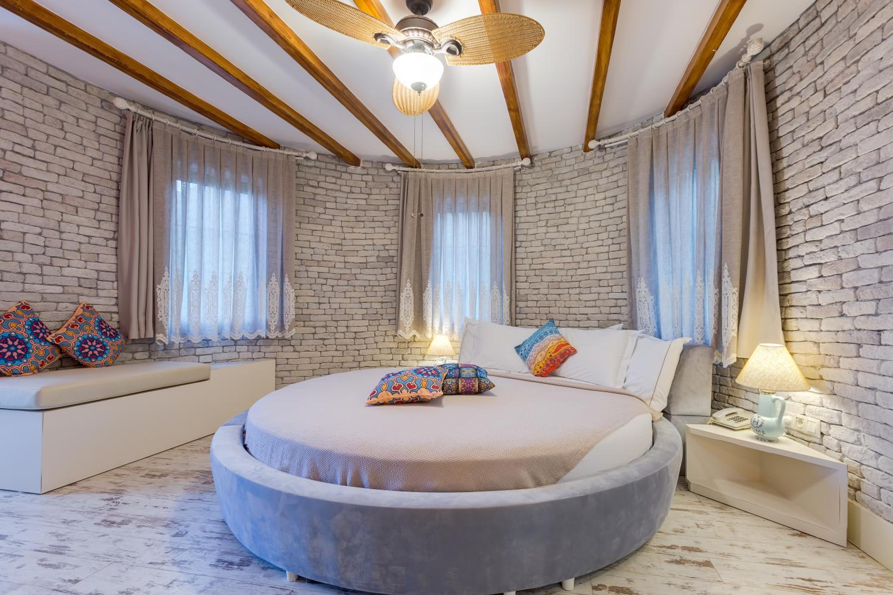 Queen Room with Sea View - Photo 4